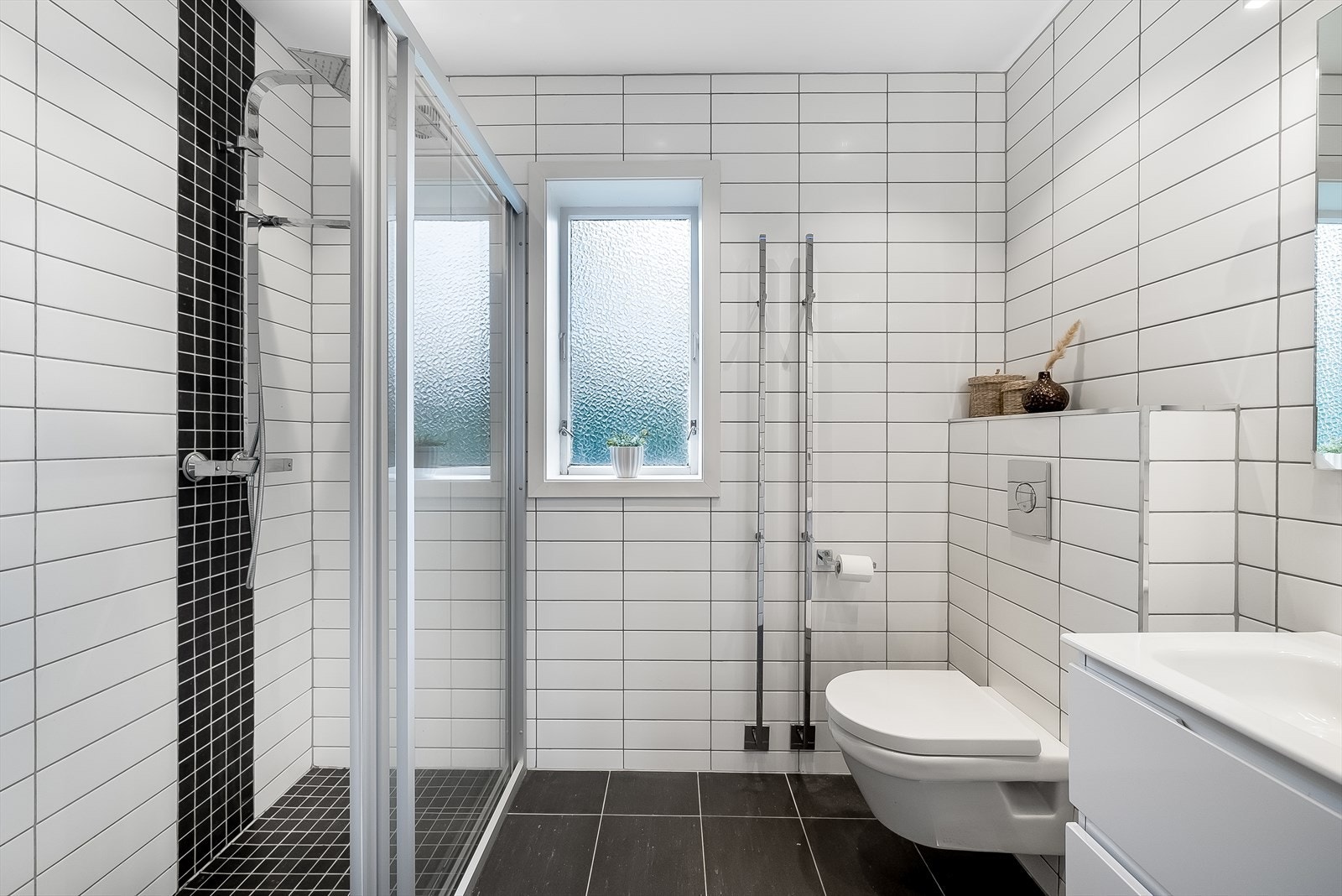 Tidløst innredet og fliselagt bad - renovert i 2017. Badet er innredet med baderomsinnredning, toalett og dusjnisje. Varmekabler i gulv. Galleribilde