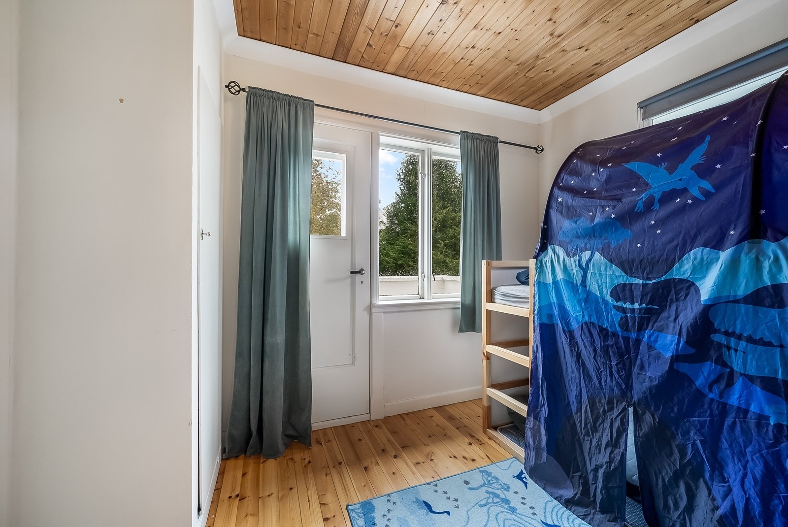 Soverom 5 av 5 har egen balkong. Galleribilde