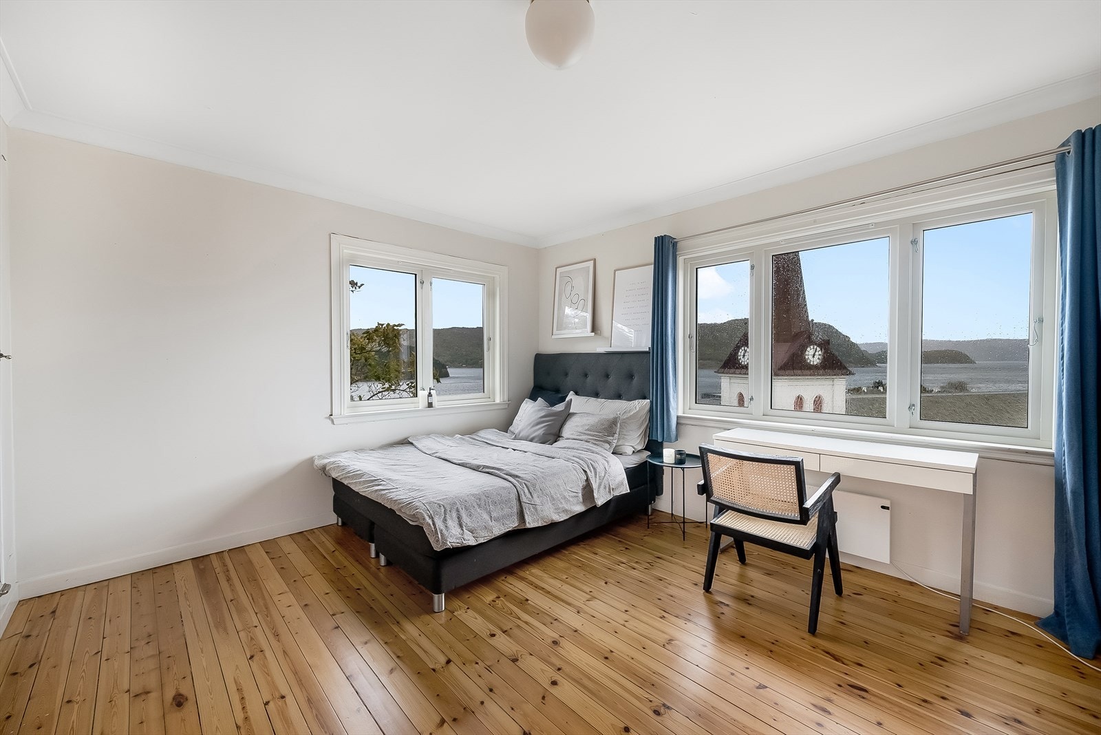 Stort soverom i front med nydelig utsikt mot fjorden. Soverom 3 av 4(5). Galleribilde