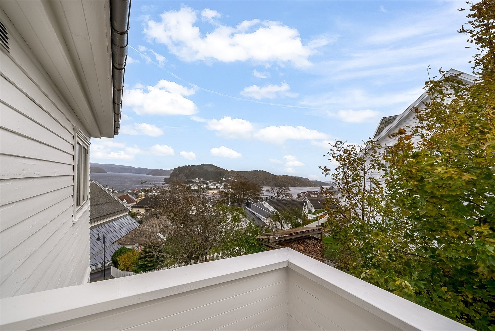 Utsikt fra balkongen. Koselig plass å ta morgenkaffen i morgensola. Galleribilde