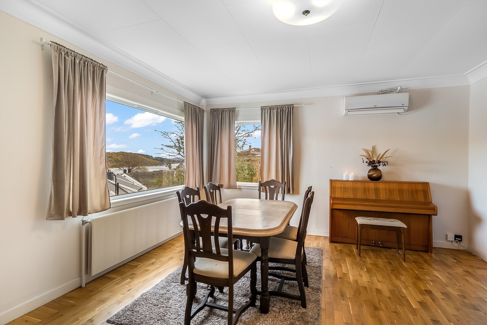 Varmepumpe på vegg er defekt. Galleribilde