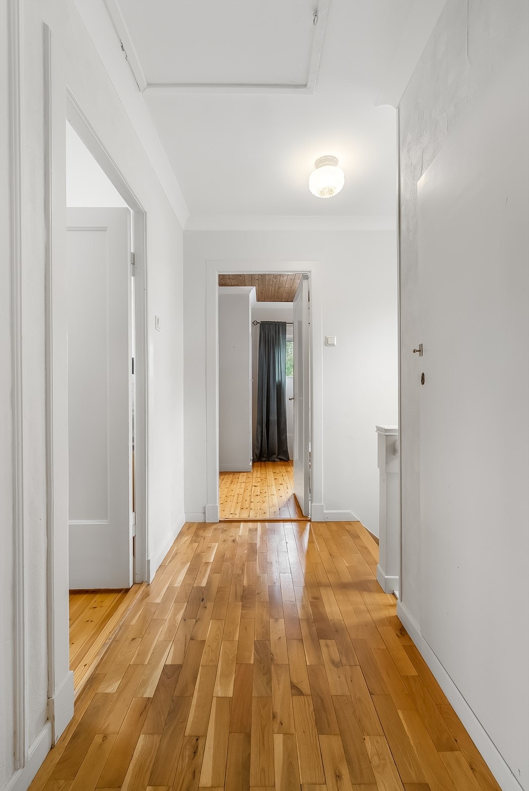 Mellomgangen i 2. etasje binder 4 soverom og badet sammen. Galleribilde