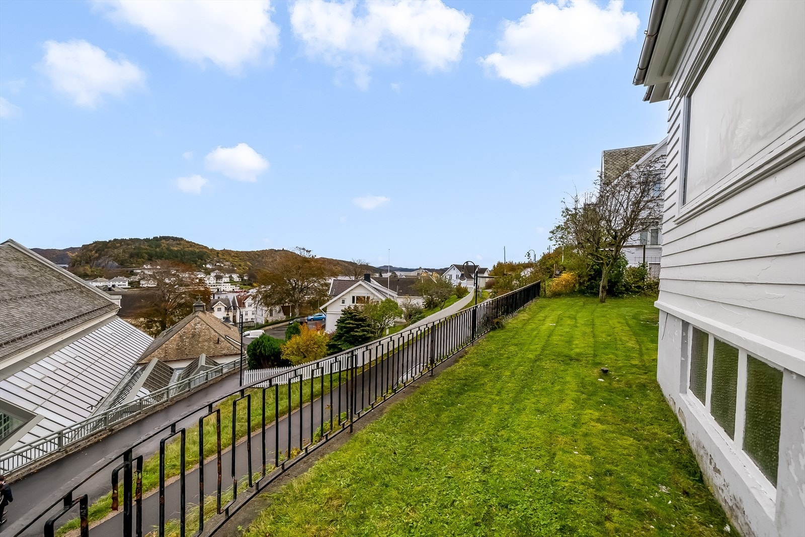 Utsikten kan nytes fra flere hold, i og utenfor boligen. Galleribilde