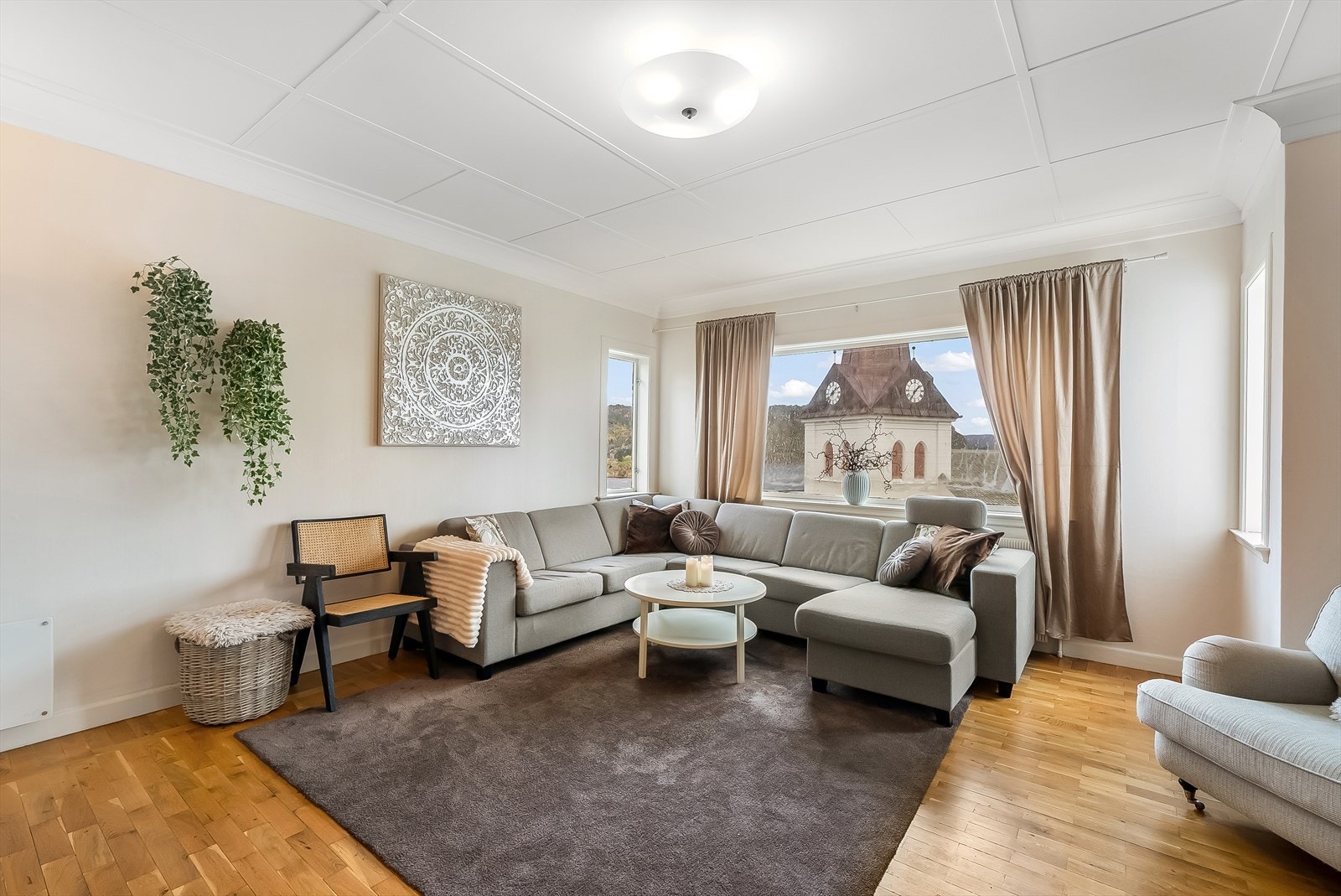 Lys og trivelig stue med godt lysinnslipp. Fra stua kan den flotte utsikten nytes fra flere hold. Nydelig gulv og feltinndelt tak. Galleribilde