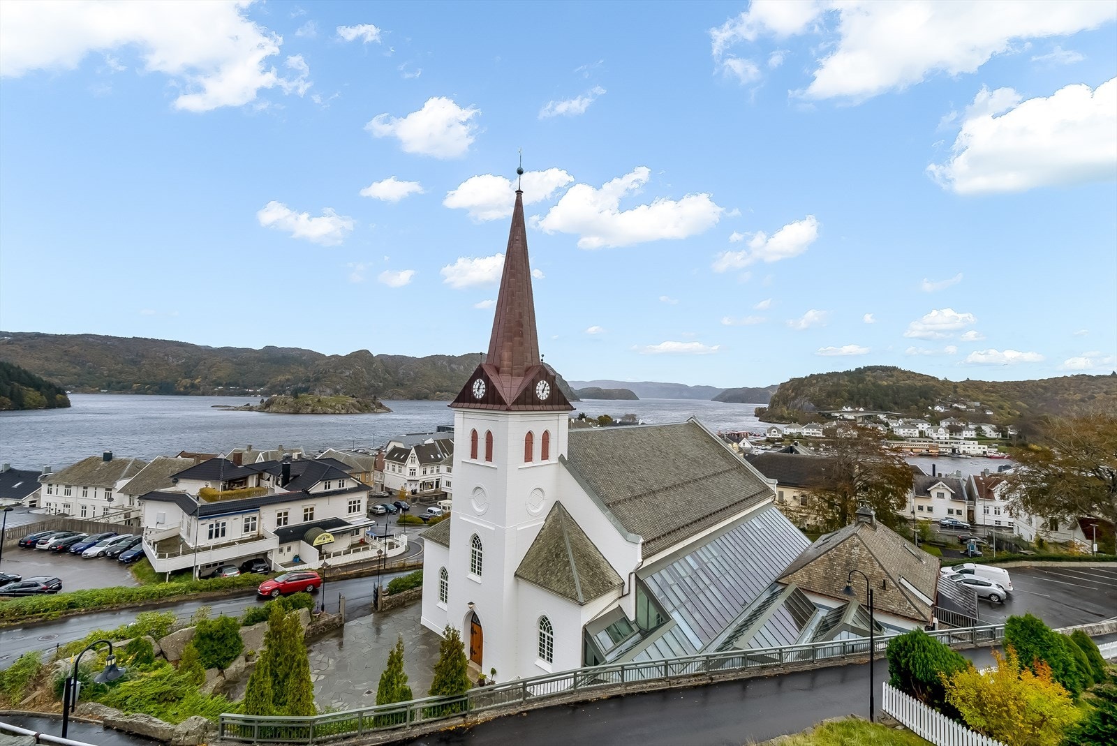 Boligen ligger meget sentralt til i første del av Varbakgaten med nydelig utsikt mot Lyngdalsfjorden, Havnebassenget, Spindsfjorden og videre ut mot havet. Galleribilde