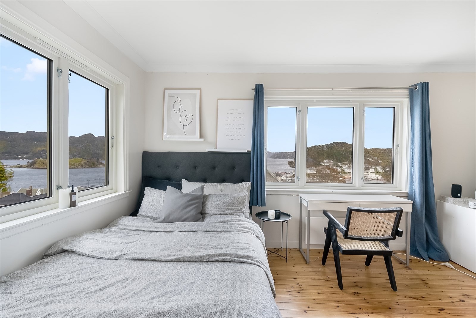 Her kan man drømme seg bort i utsikten. På sommeren går sola opp bak fjellene. Galleribilde