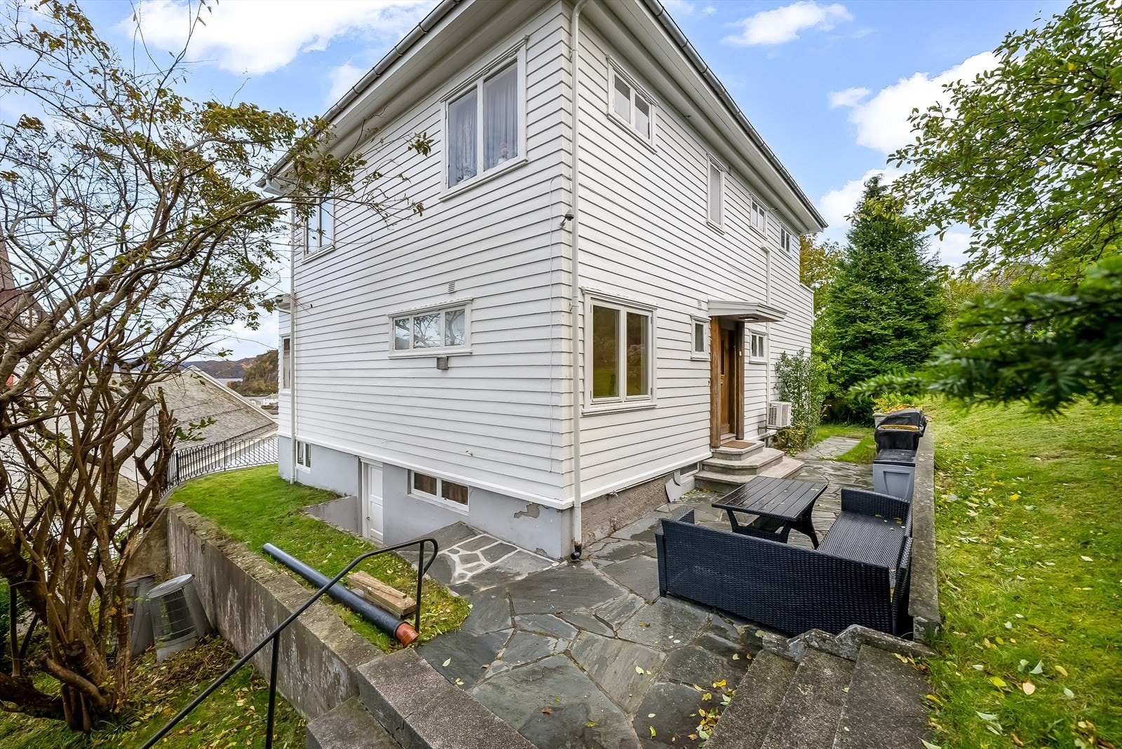 Skiferlagt parti ved inngangspartiet. Trappesats ned til kjellerinngangen. Galleribilde