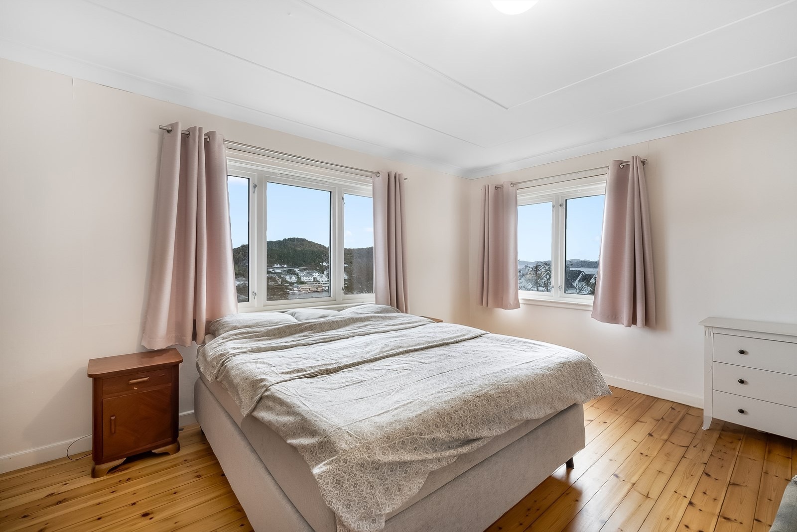 Utsikten fra soverom 4 av 4(5) mot Spindsfjorden er nydelig. Gulvene på soverommene er i heltre furu og takene har utsmykning. Galleribilde