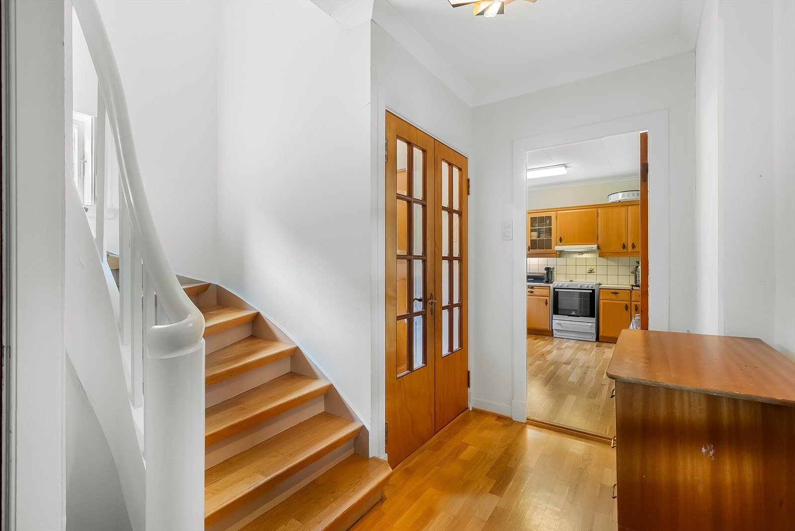 Flere av de originale detaljene er ivaretatt - 2-fløyet dør og en godt bevart trapp opp til 2. etasje. Galleribilde