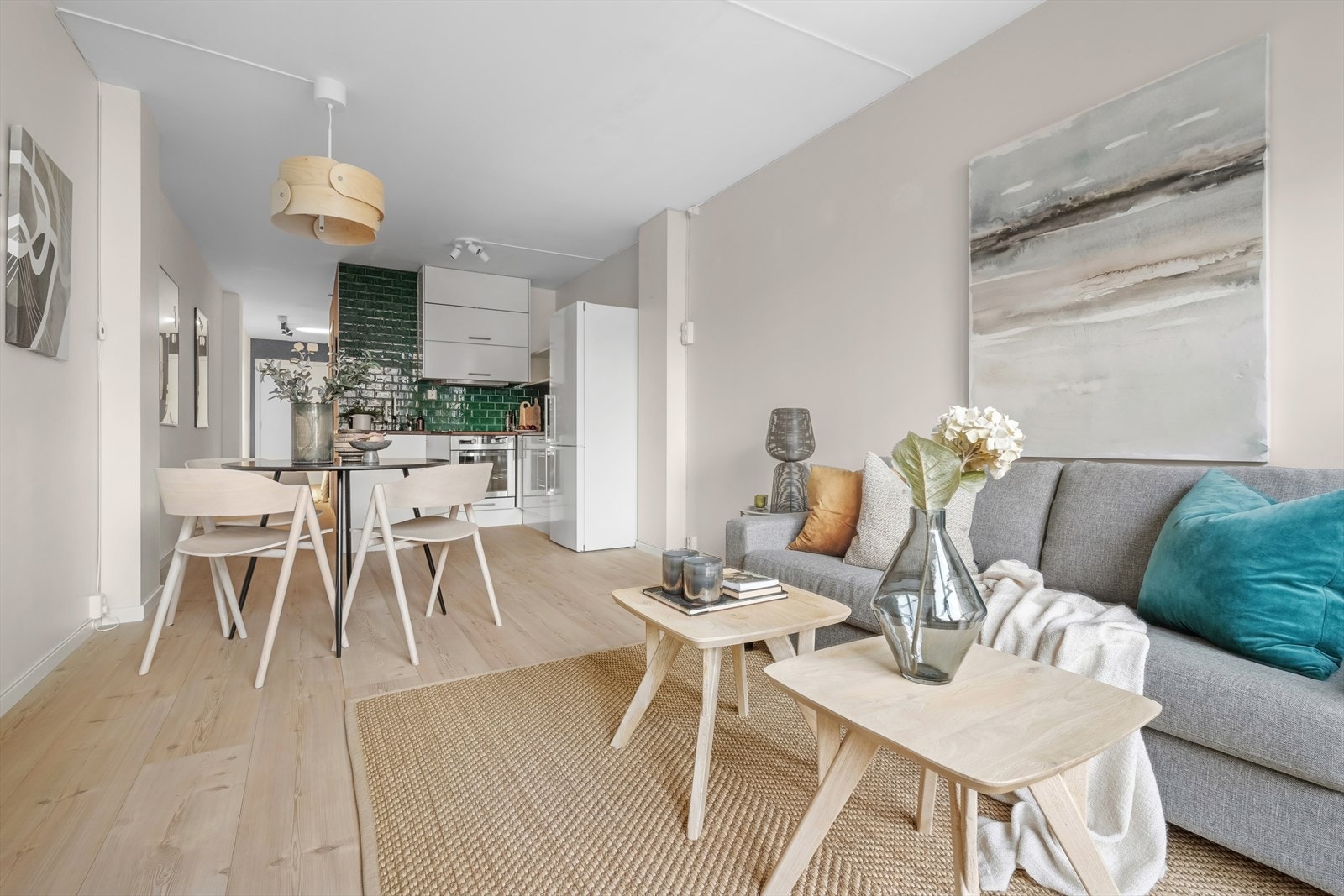 Åpen stue- og kjøkkenløsning med plass til spisebord. Galleribilde