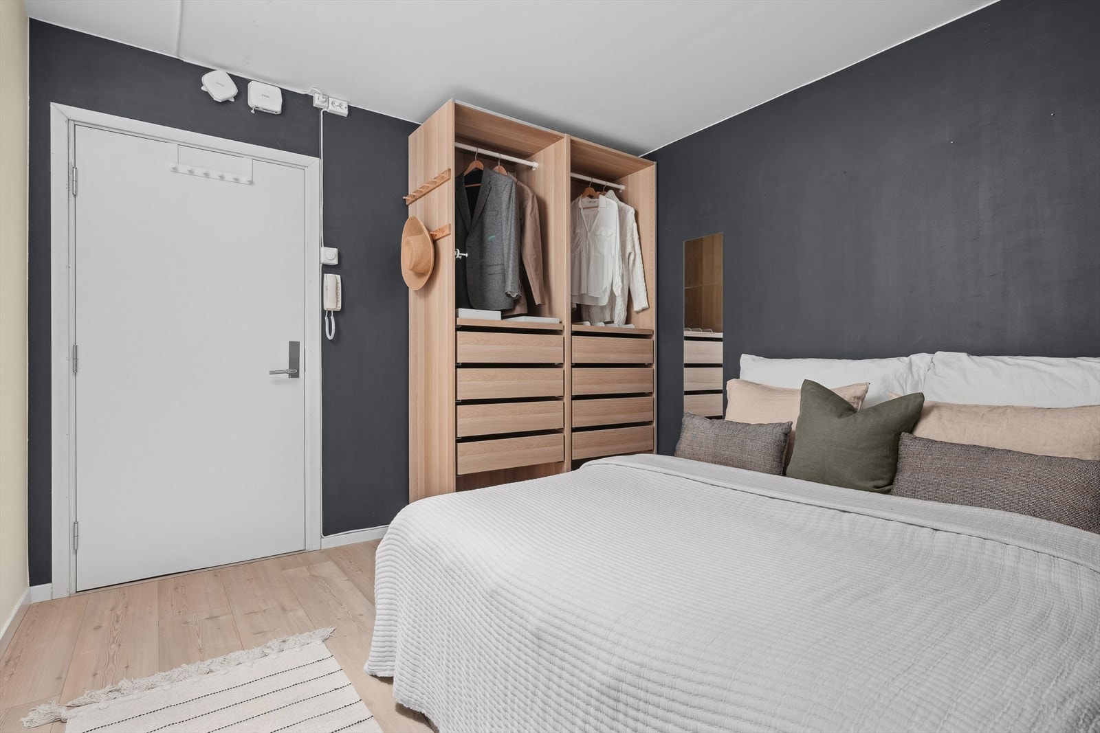 Her kommer du direkte inn til en koselig sovealkove med en praktisk garderobeløsning. Det er mulig å sette opp lettvegger her for å skjerme soealkoven. Galleribilde