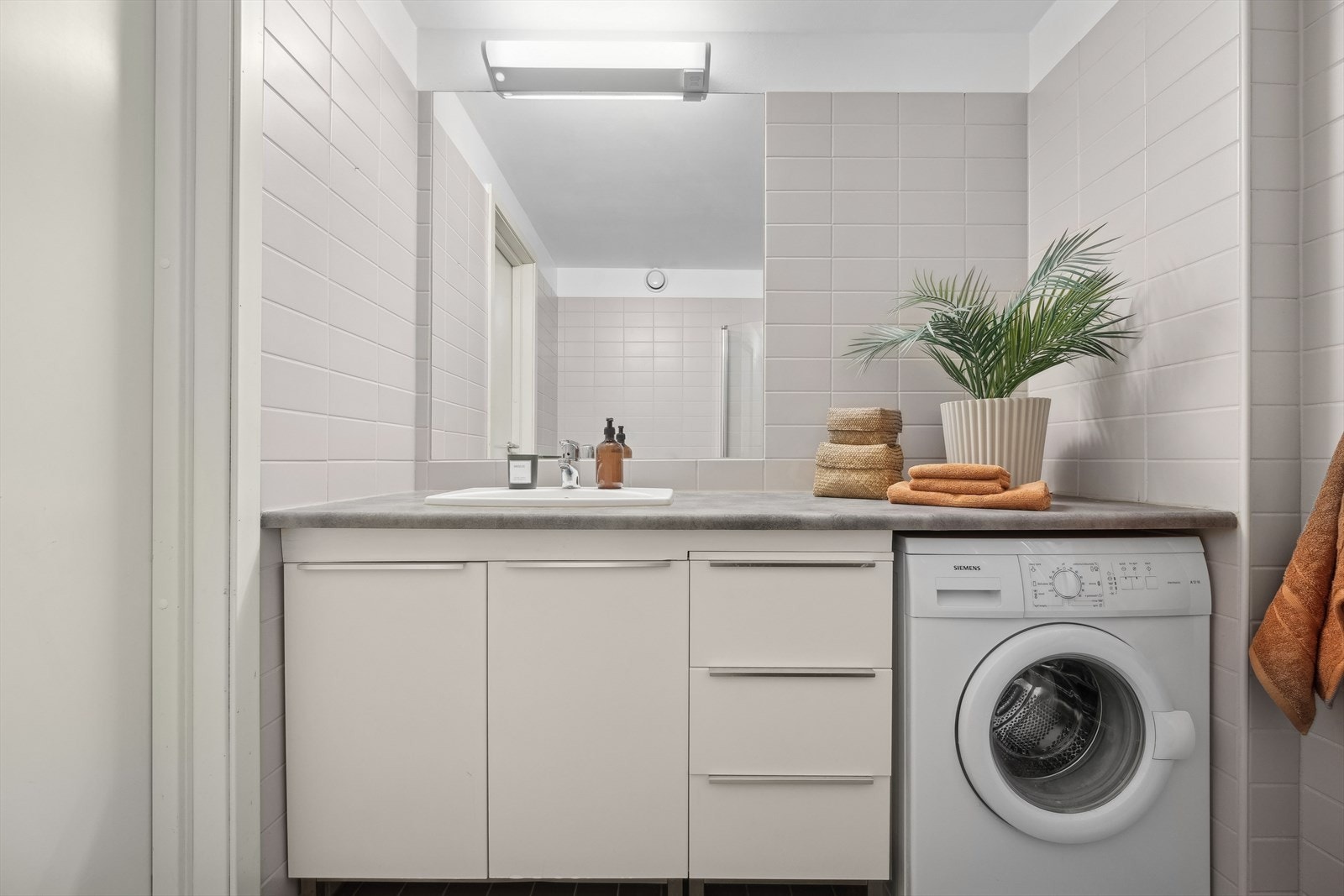 Vaskemaskin på badet. Galleribilde