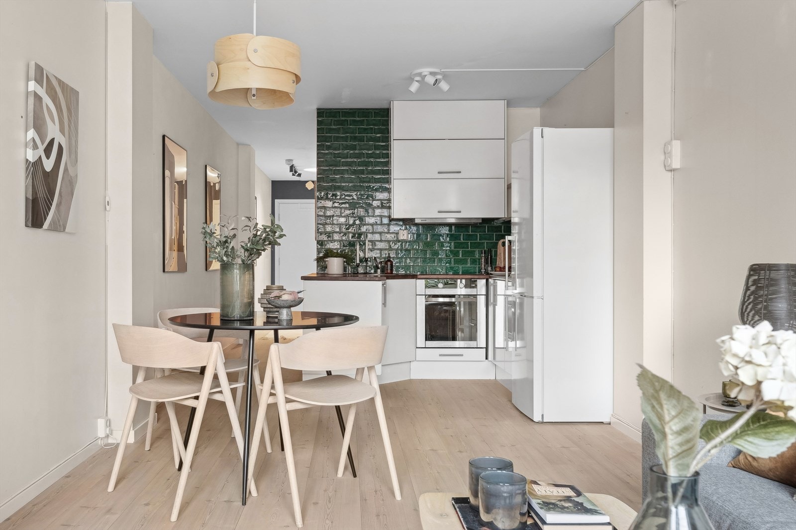 Innbydende kjøkken som kombinerer grønne fliser med en varm trebenk som skaper en koselig atmosfære. Galleribilde