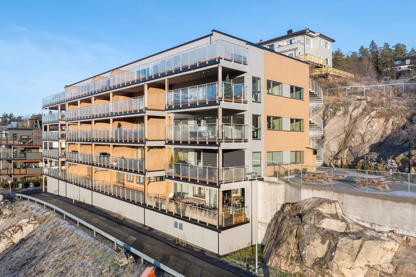 Boligen er ny fra 2024 og har med det en gjennomgående god standard og kvaliteter som vannbåren gulvvarme og balansert ventilasjon som er med på å skape et godt inneklima. Galleribilde