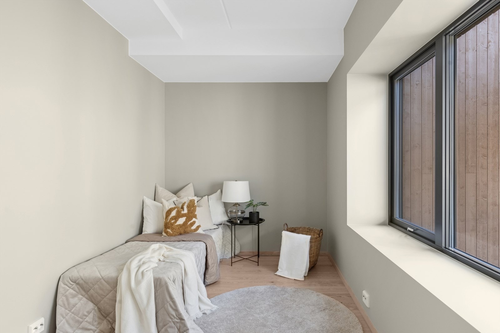 Soverom nr.2 har plass til seng, leksepult/kommode og et garderobeskap. Galleribilde