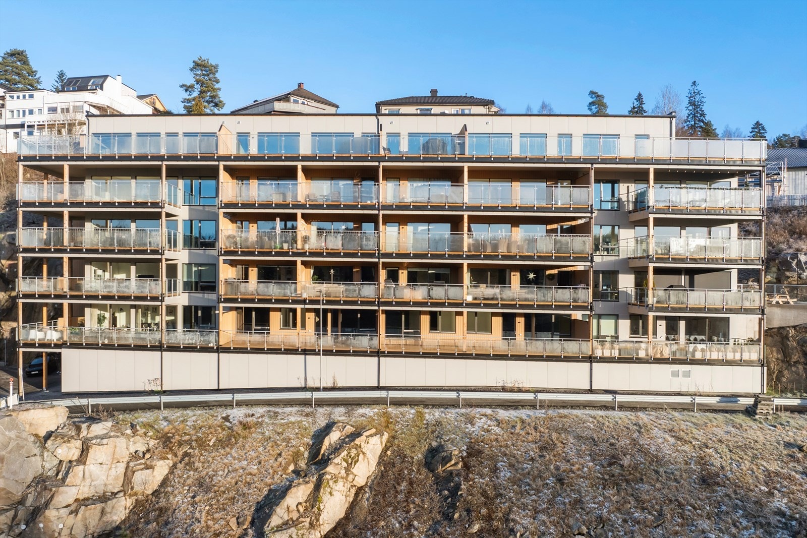 Boligen er ny fra 2024 og har med det en gjennomgående god standard og kvaliteter som vannbåren gulvvarme og balansert ventilasjon som er med på å skape et godt inneklima. Galleribilde