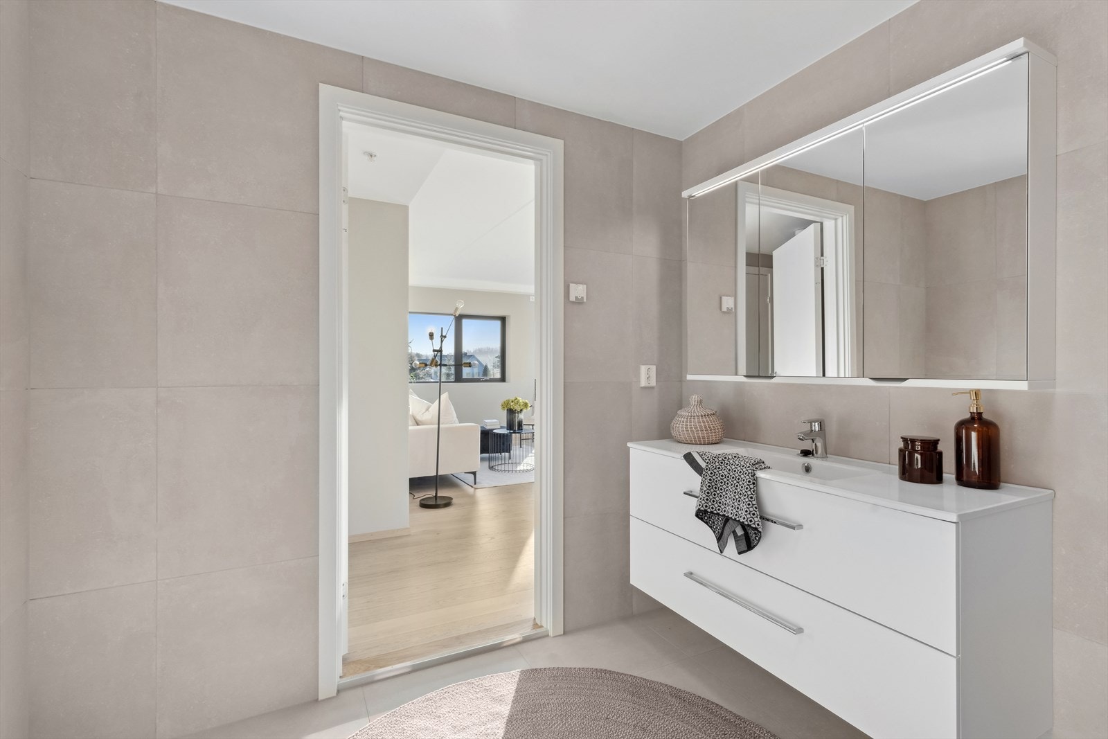 Badet har flislagte vegger og gulv med vannbåren gulvvarme som varmekilde. Galleribilde