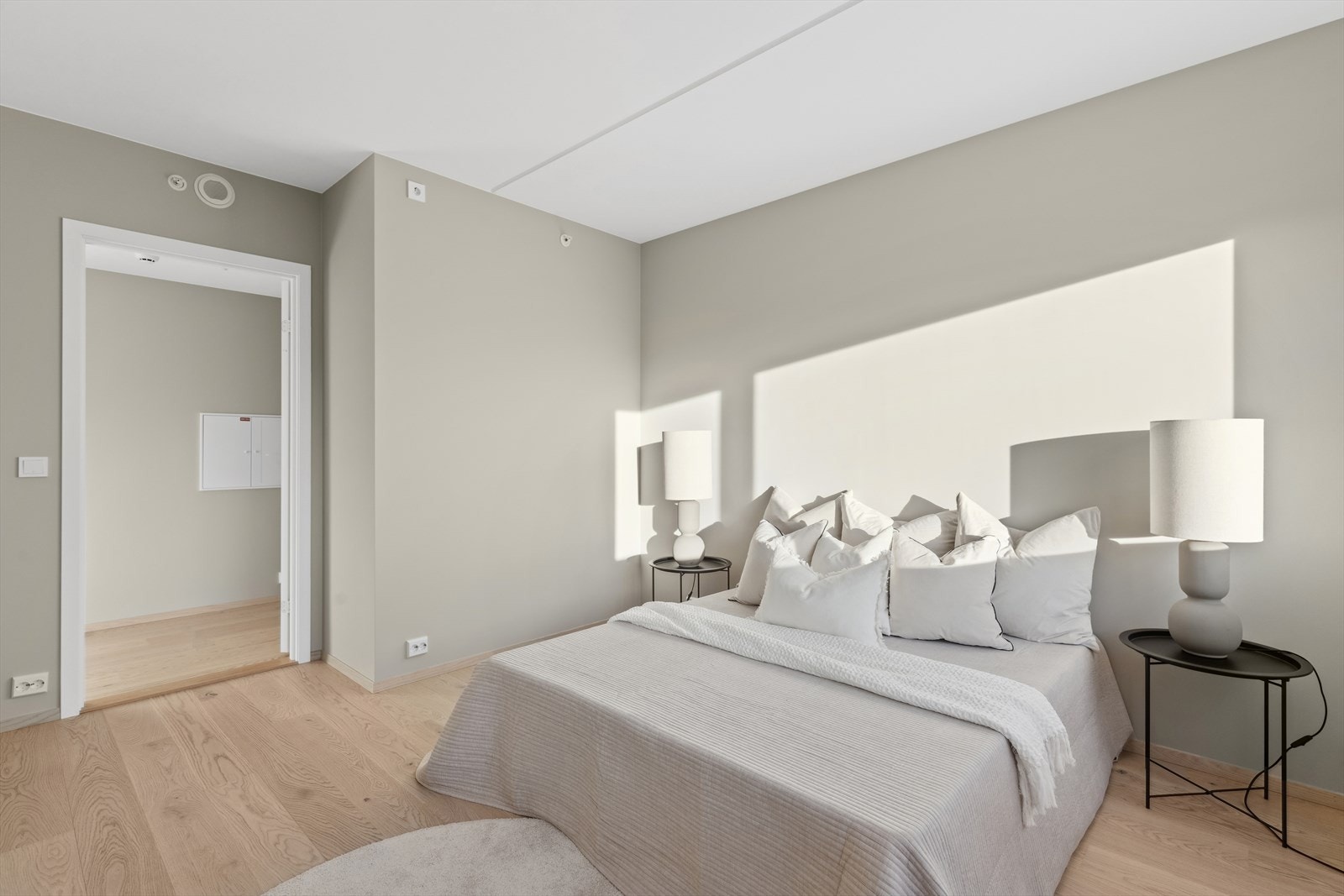 Hovedsoverommet er av romslig størrelse og har plass til både dobbeltseng, tilhørende møblement og kommode/garderobeskap. Galleribilde