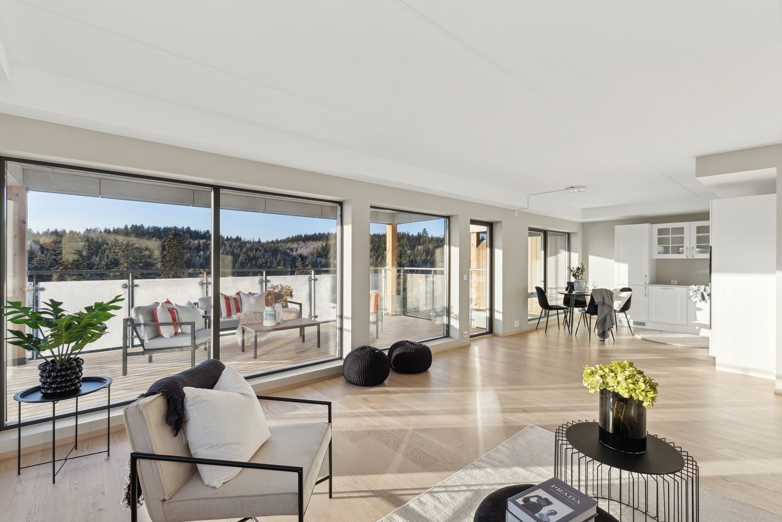 Fra stuen er det direkte tilgang til den solrike balkongen på ca. 21 kvm - som på sommerstid blir en forlengelse av stuen. Galleribilde