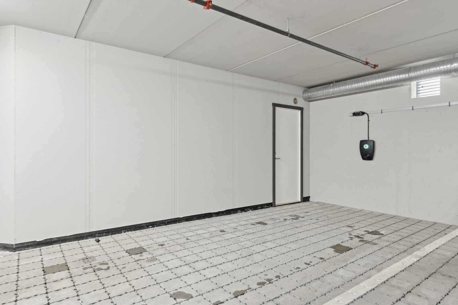 Parkeringsplass og bod i oppvarmet kjeller. Galleribilde