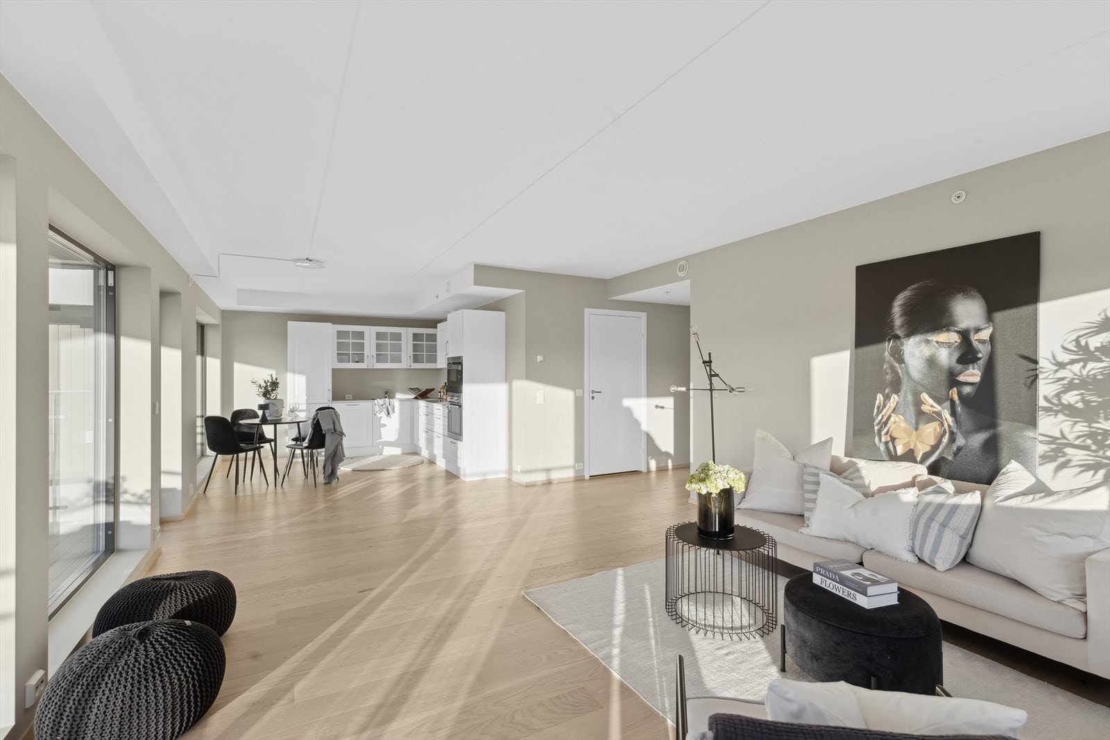 I stuen er det plass til hyggelig sofakrok, ønsket medie- og oppbevaringsmøblement. Galleribilde