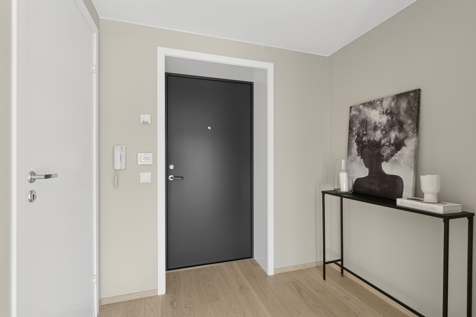 Her kommer du inn i en praktisk entré med lekker en-stavs parkett på gulvet og lyse veggflater.
Det er god plass til å henge fra seg yttertøy og sette fra seg sko. Galleribilde