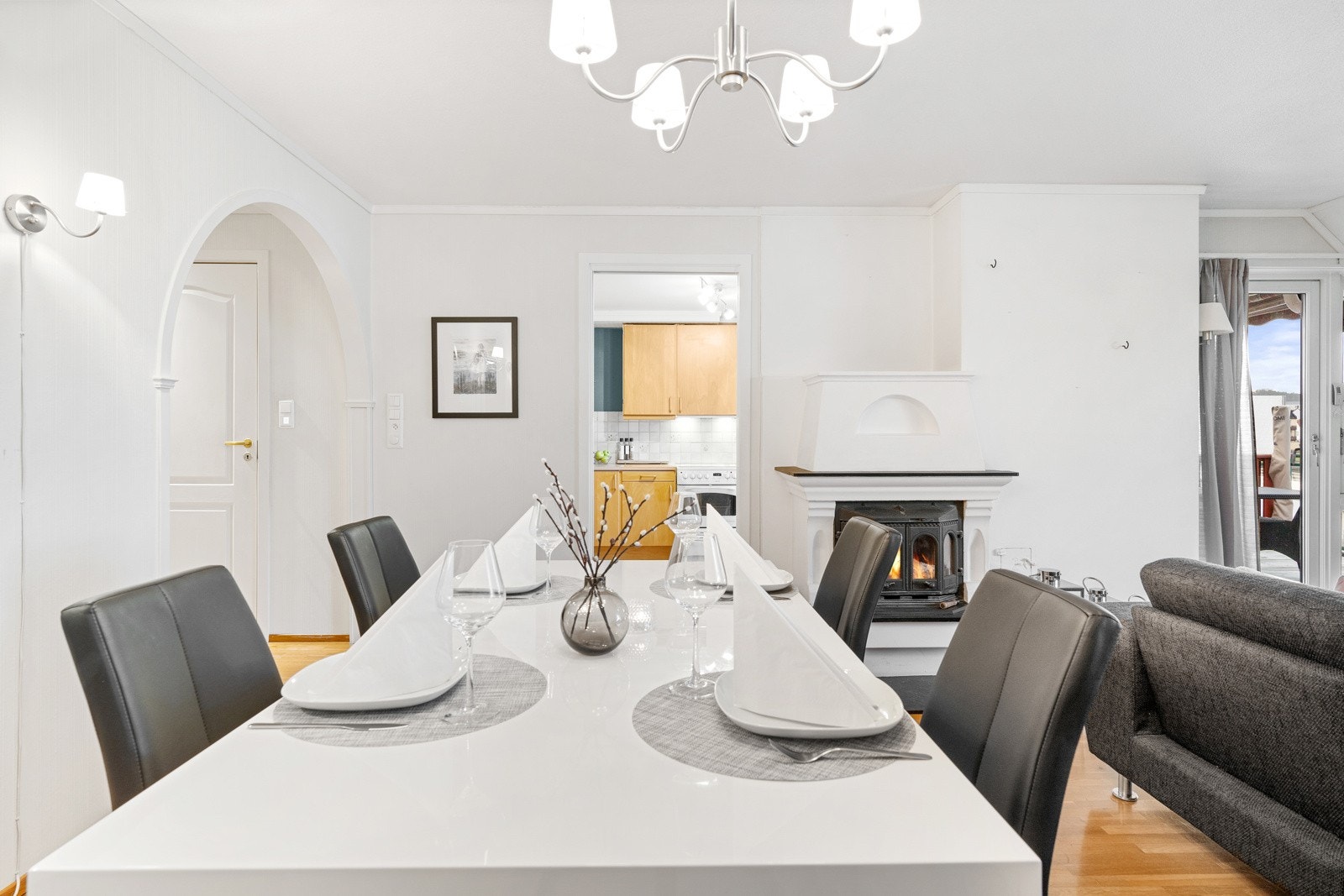 Spisestue med utgang til terrasse Galleribilde