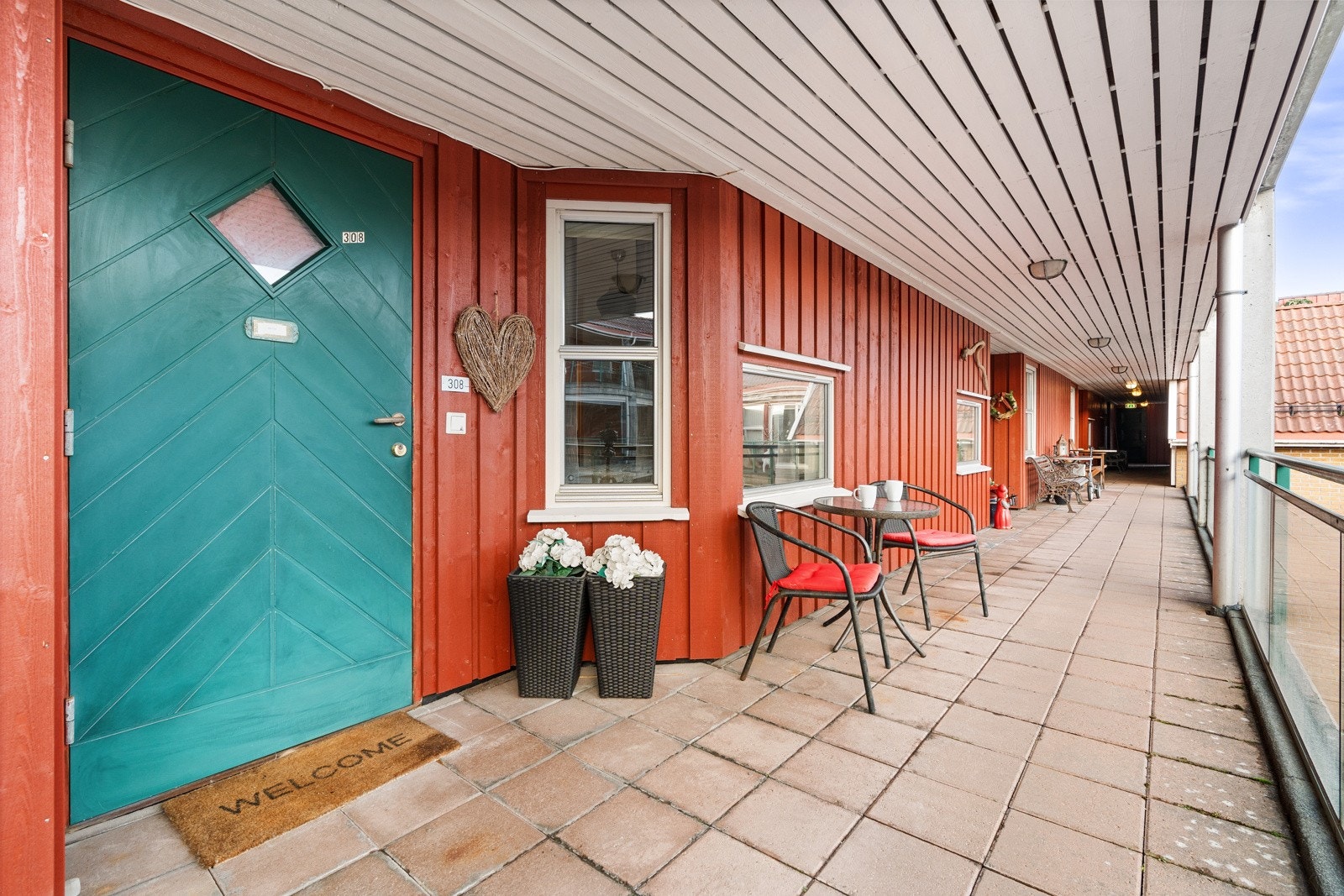 Leilighetens inngangsparti med morgensol Galleribilde