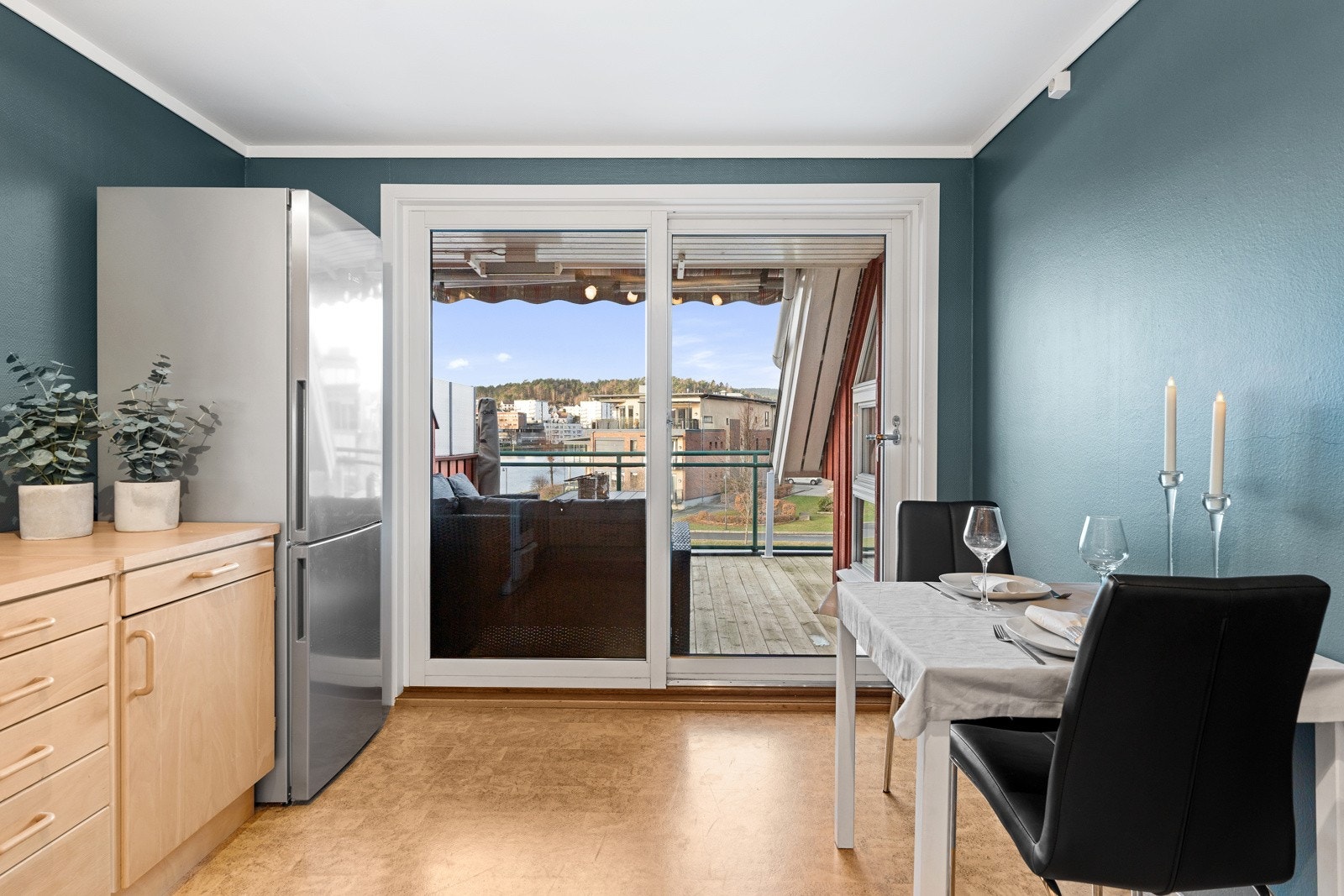 Kjøkken med skyvedør ut til vestvendt terrasse Galleribilde