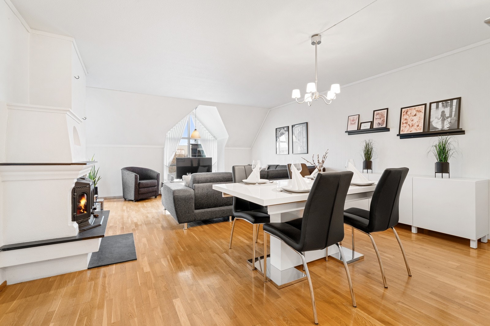 Stue/spisestue med peis Galleribilde