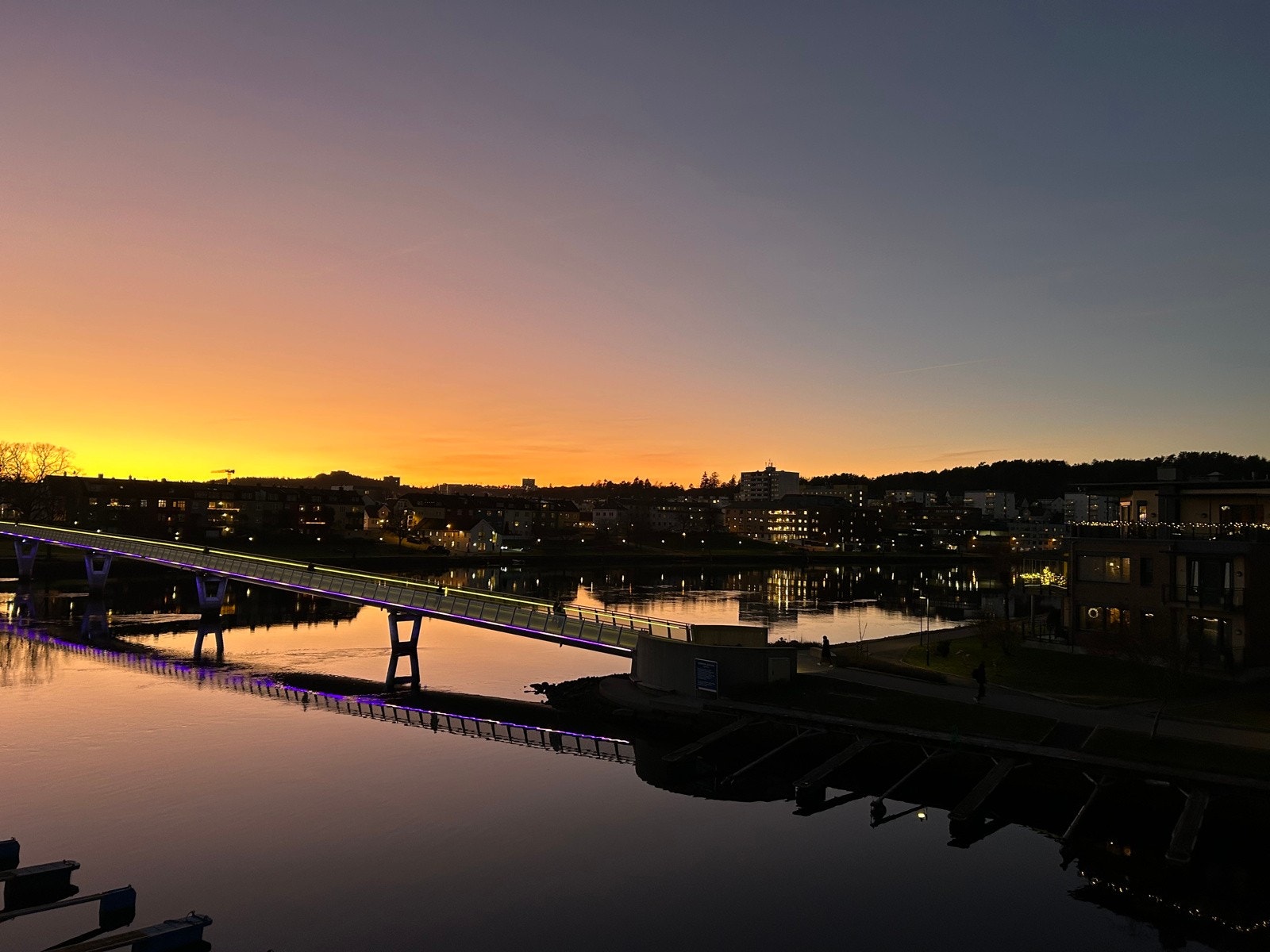 Kveldsutsikt mot gangbroa fra Kjøita over til sentrum Galleribilde