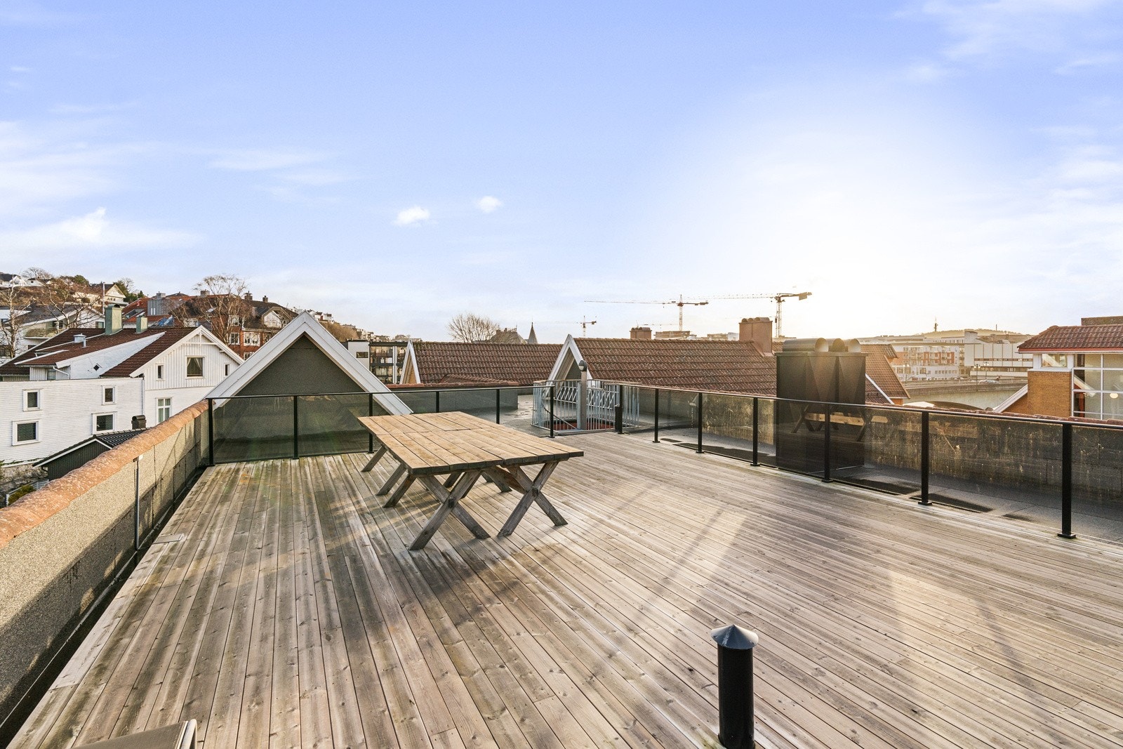 Felles solfylt takterrasse til fri benyttelse av beboerne Galleribilde