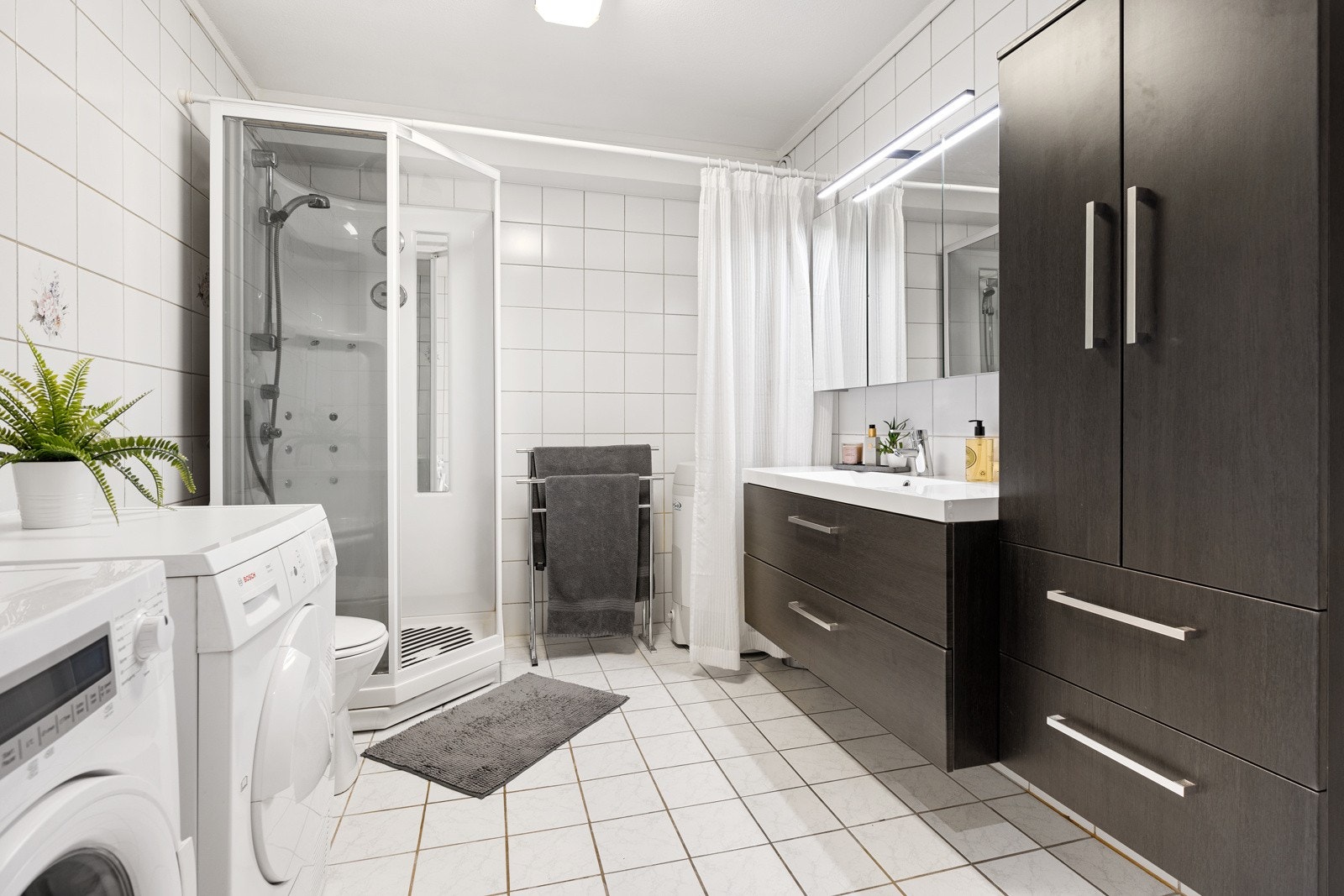 Bad med nyere baderomsinnredning og steamdusj Galleribilde