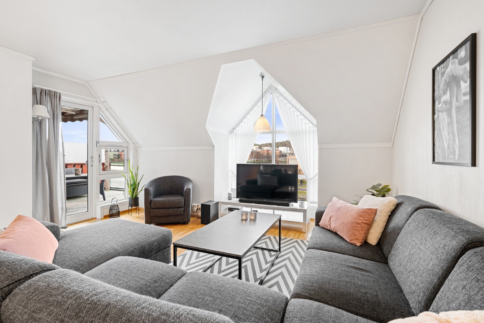 Stue med utgang til vestvendt terrasse Galleribilde