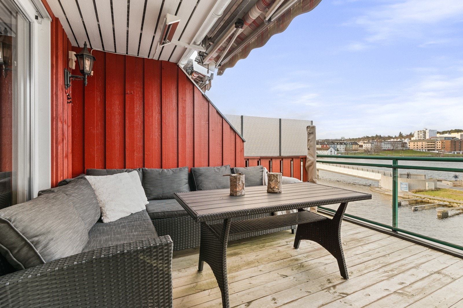 Vestvendt terrasse på 10 kvm med svært gode solforhold og utsikt Galleribilde