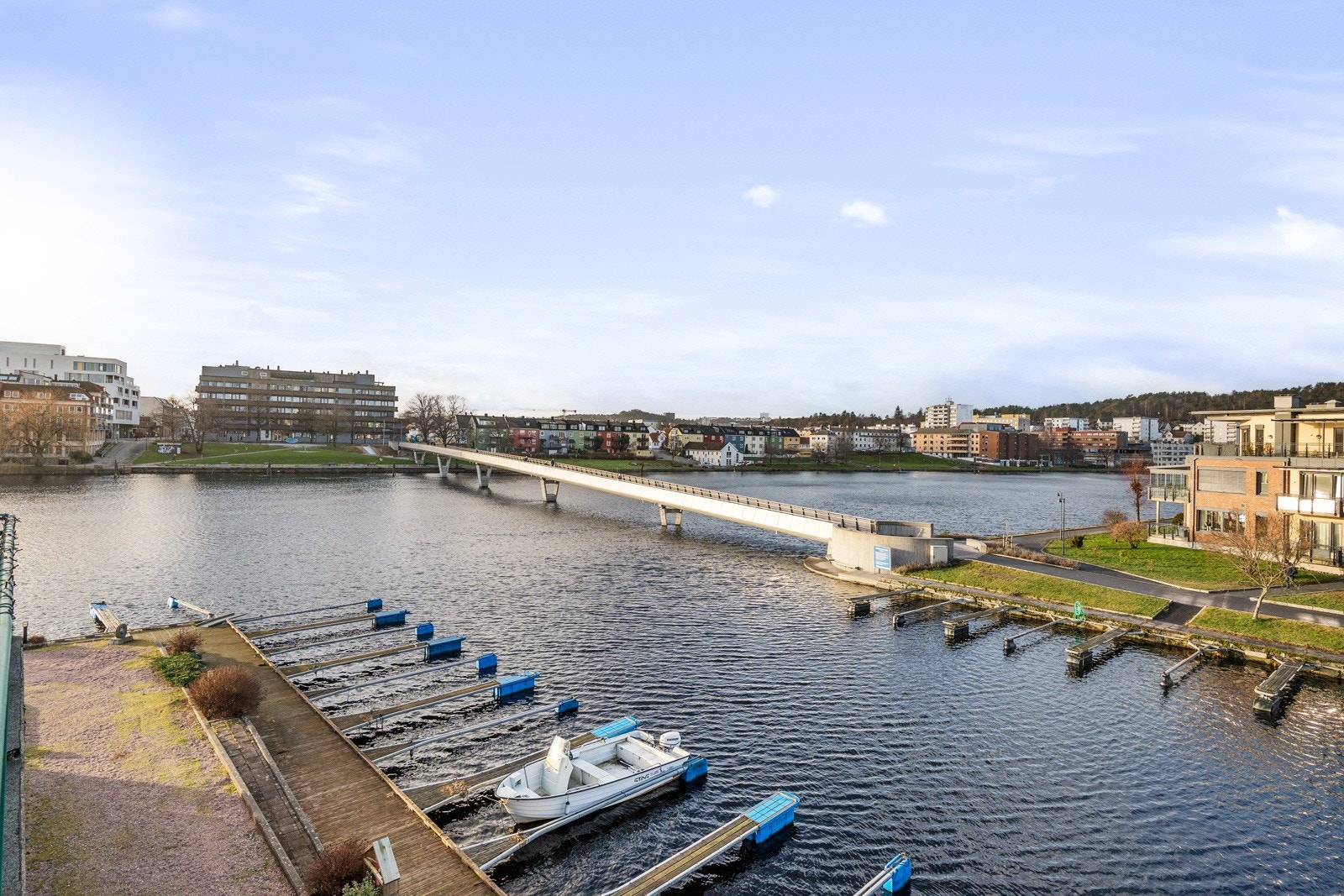 Flott utsikt over elva og til den nye gangbroa Galleribilde