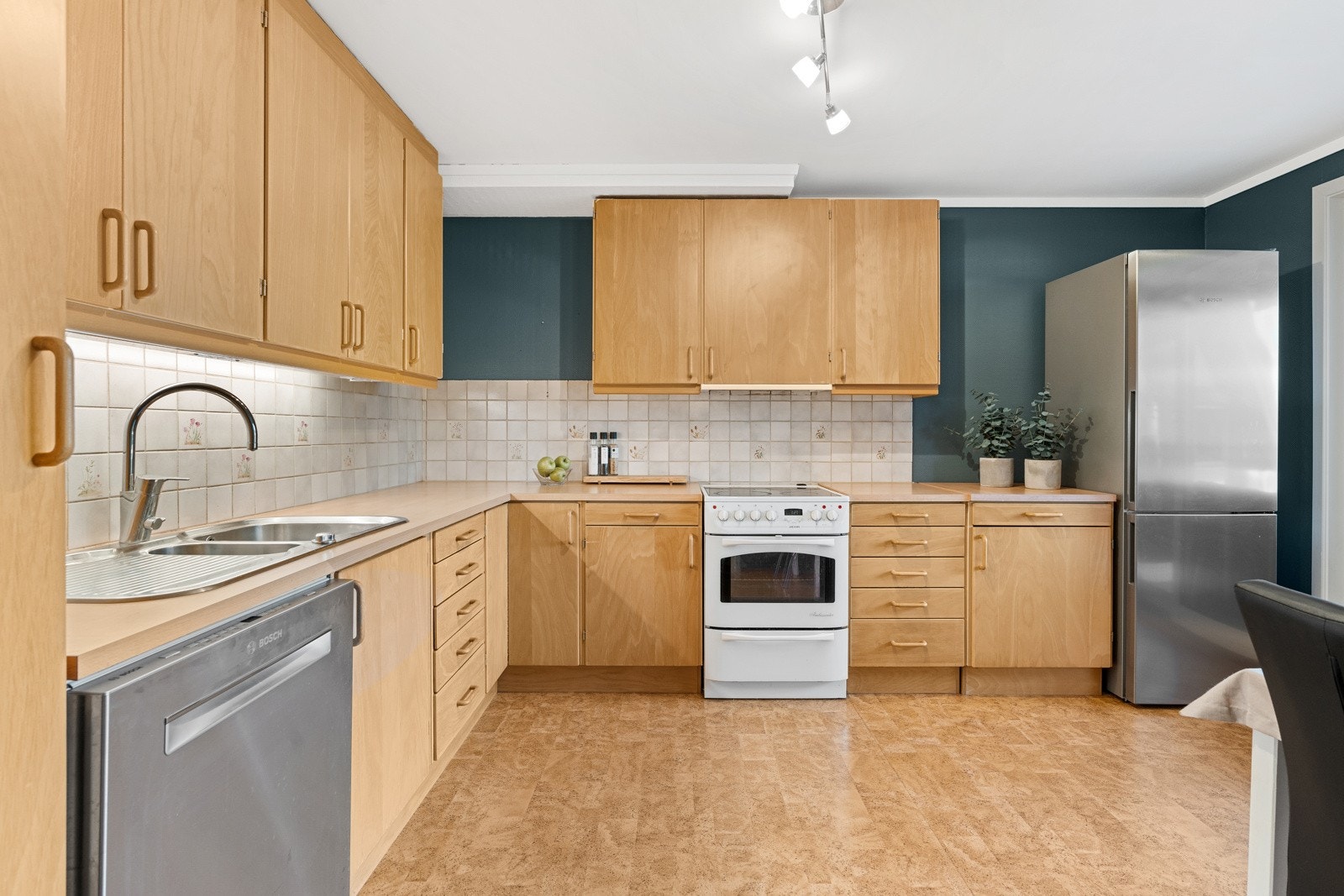 Kjøkken med god skapplass Galleribilde