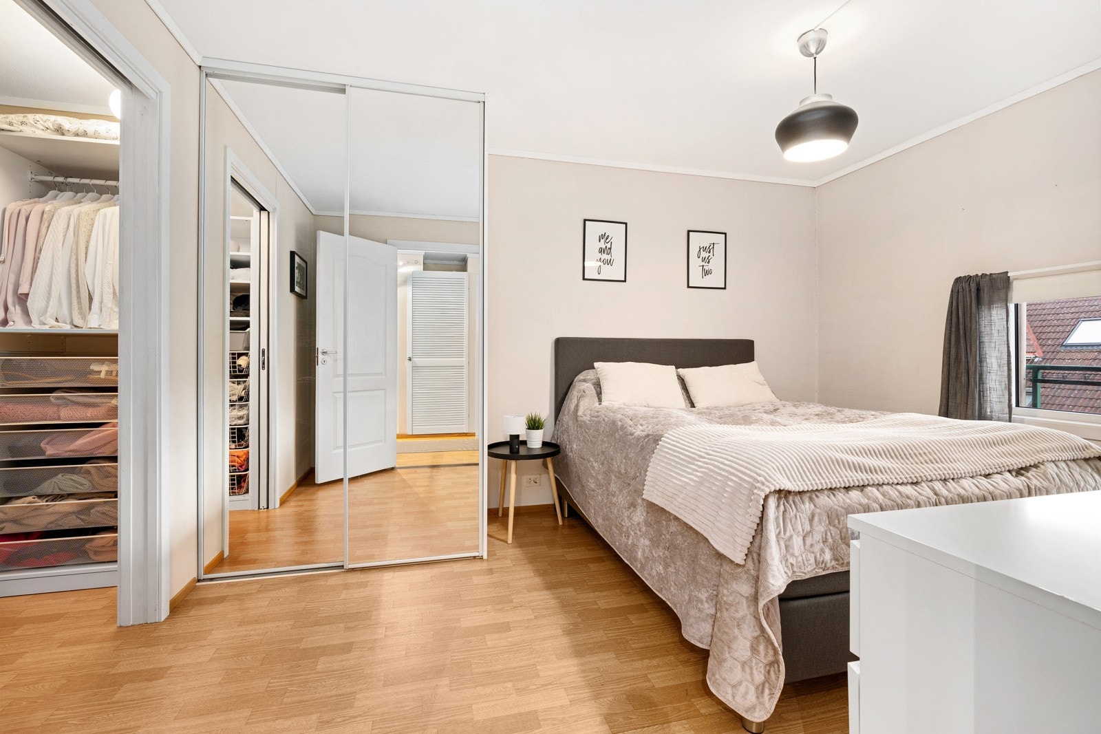 Hovedsoverommet mot Walk-in-garderoben Galleribilde