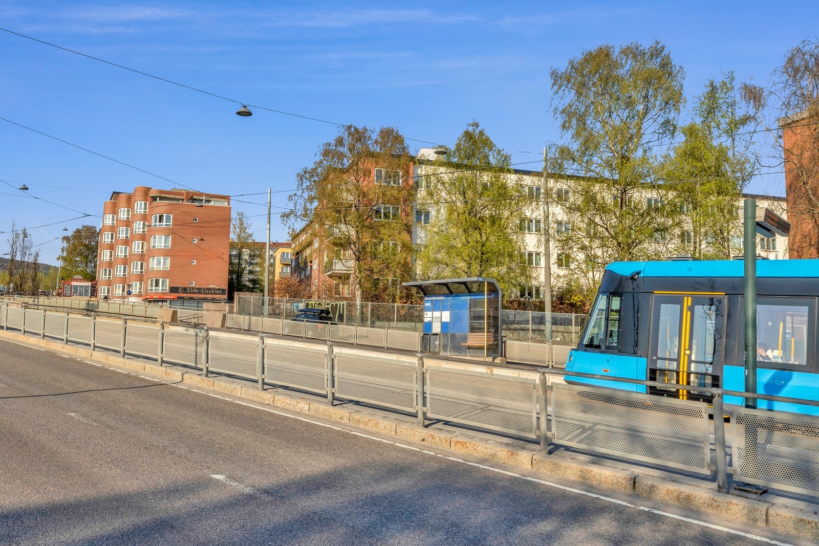 Kort vei til offentlig kommunikasjon som buss og trikk fra Sinsenterrassen og T-bane på Carl-Berner eller Sinsen. Galleribilde