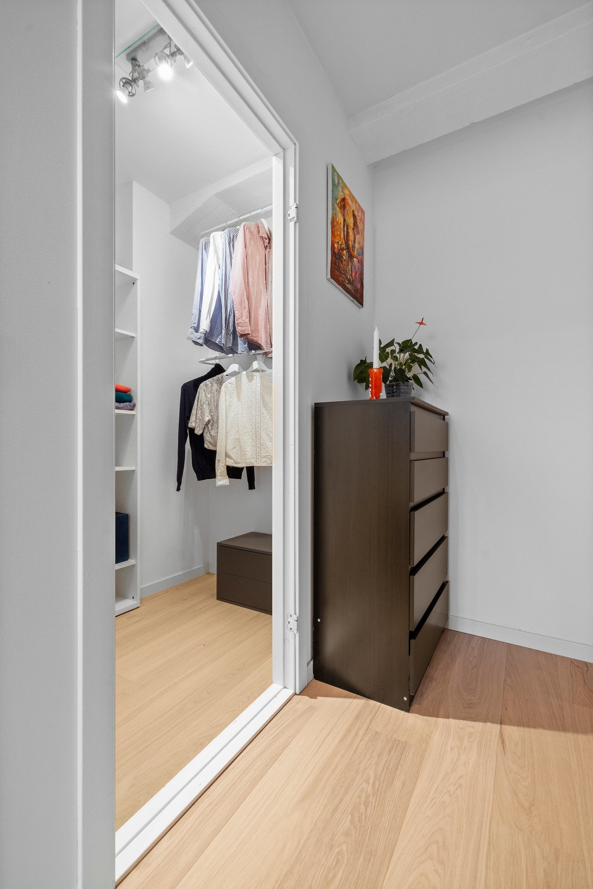 Perfekt mulighet for å holde det ryddig på soverommet og i leiligheten. Galleribilde