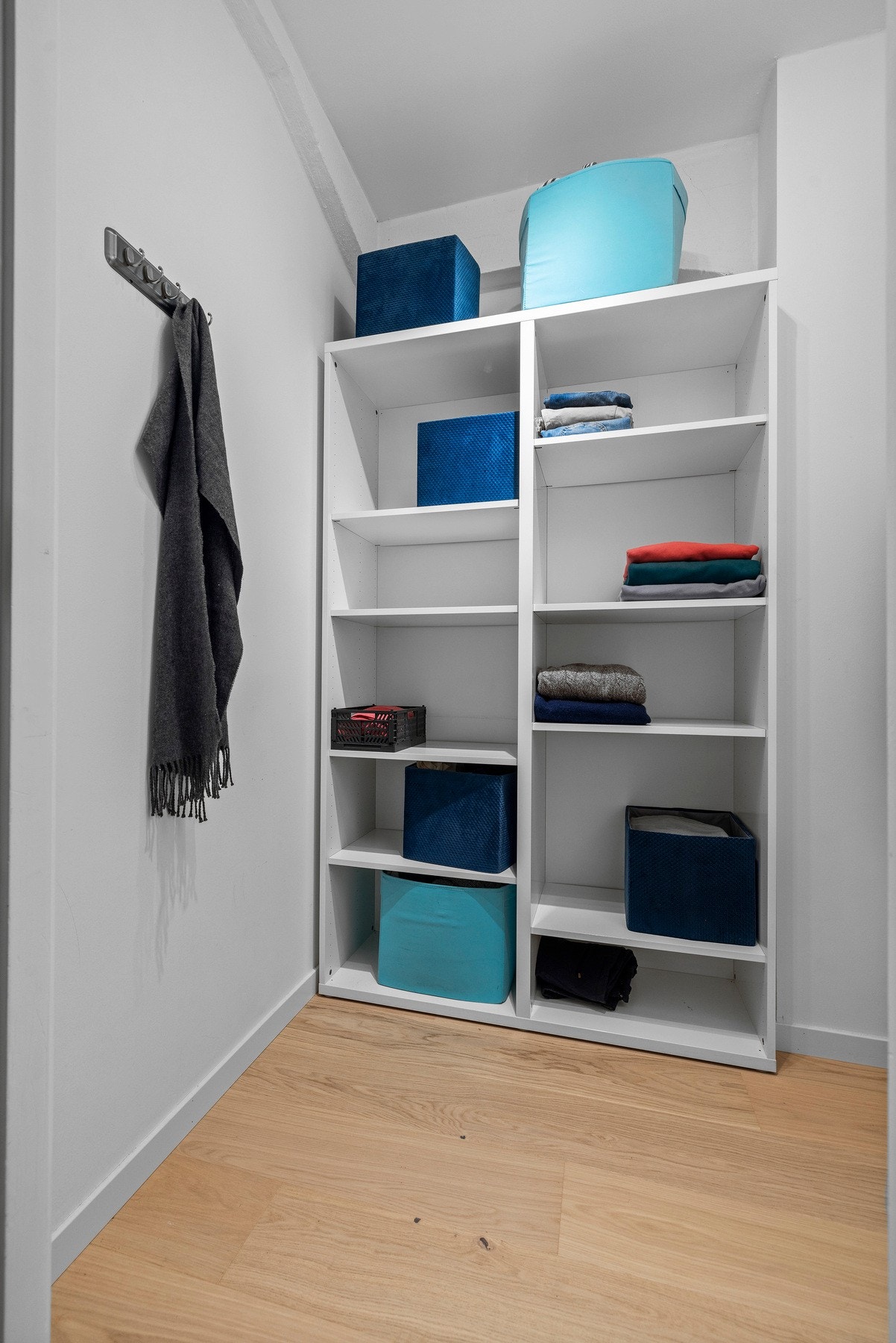 Walk-in løsningen byr på diverse oppbevaringsløsninger. Galleribilde