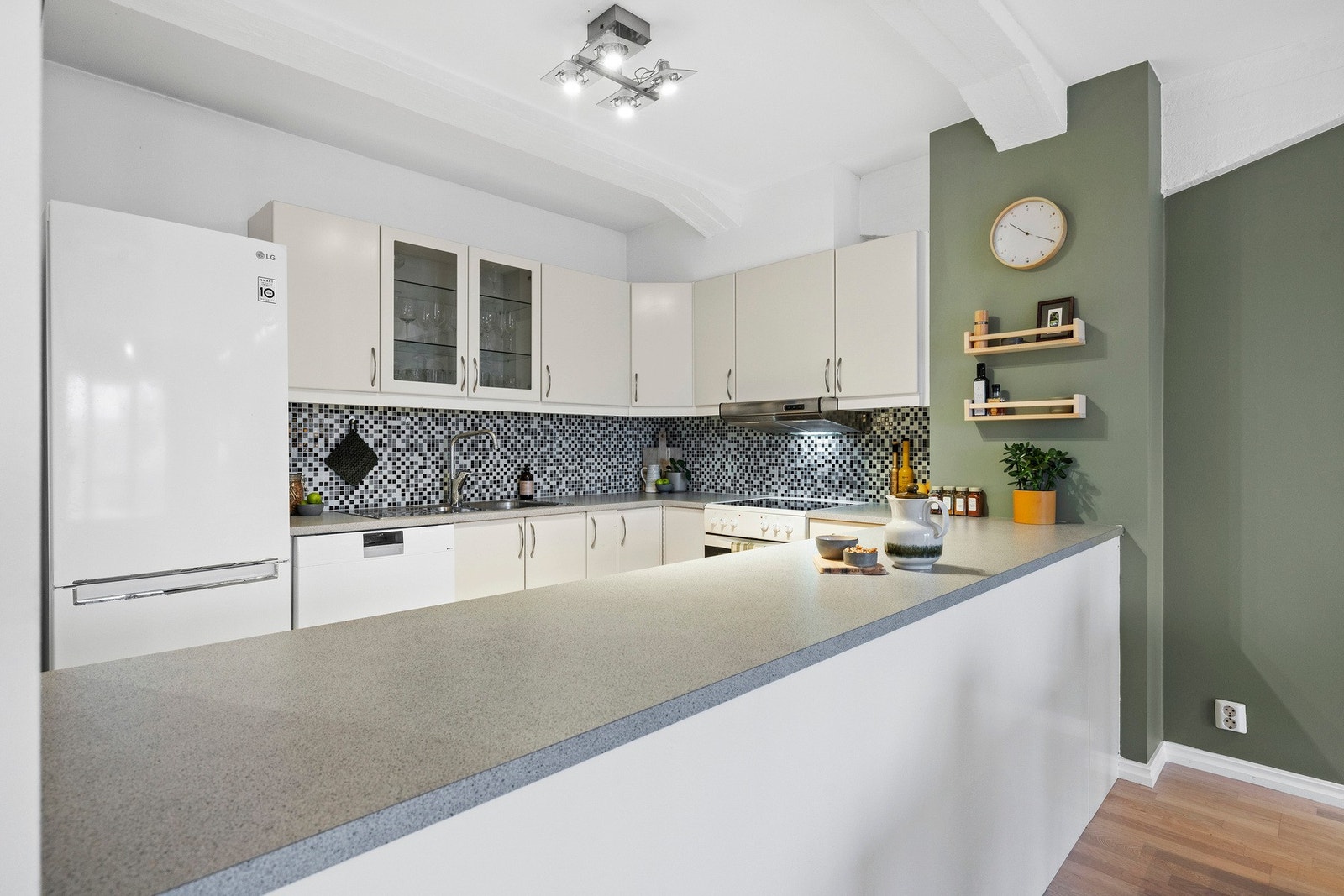 Denne sosiale løsningen passer ypperlig, samtidig som den skiller kjøkken og stue. Galleribilde