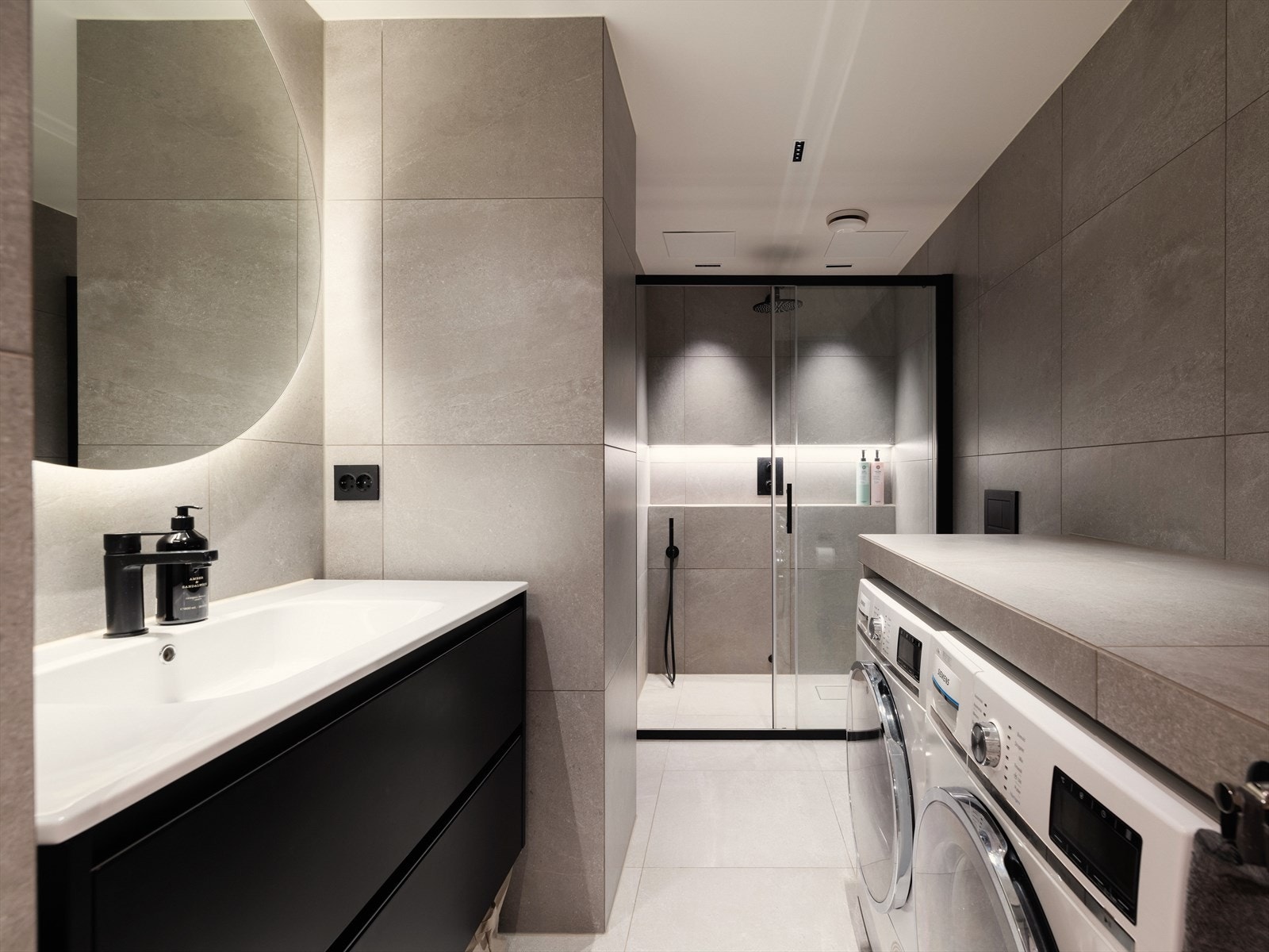 Om man ønsker spa-følelse i eget hjem, kan dette badet levere ypperste kvalitet. Badet er totalrenovert i 2021 av HJJ mur og flis AS. Galleribilde