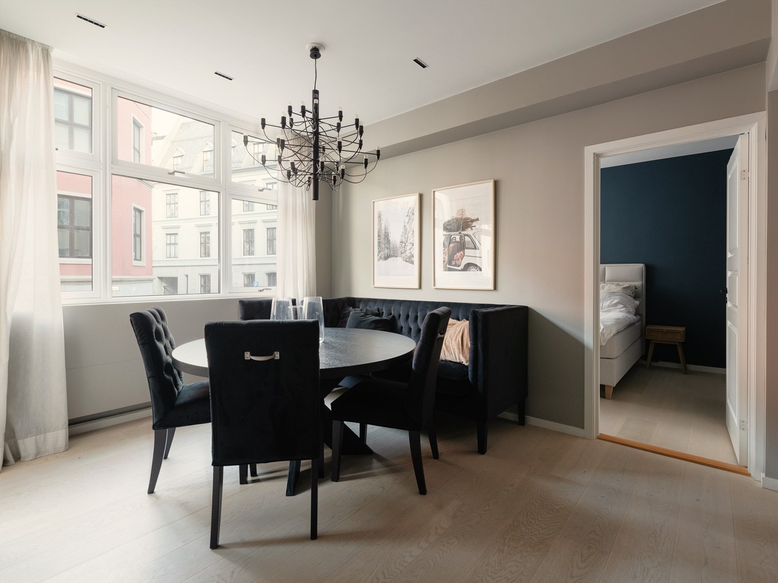 Her er det god plass til å dekke opp til mange gjester! Radiatorene under vinduene er innbygget av møbelsnekker for et gjennomført, elegant uttrykk. Galleribilde