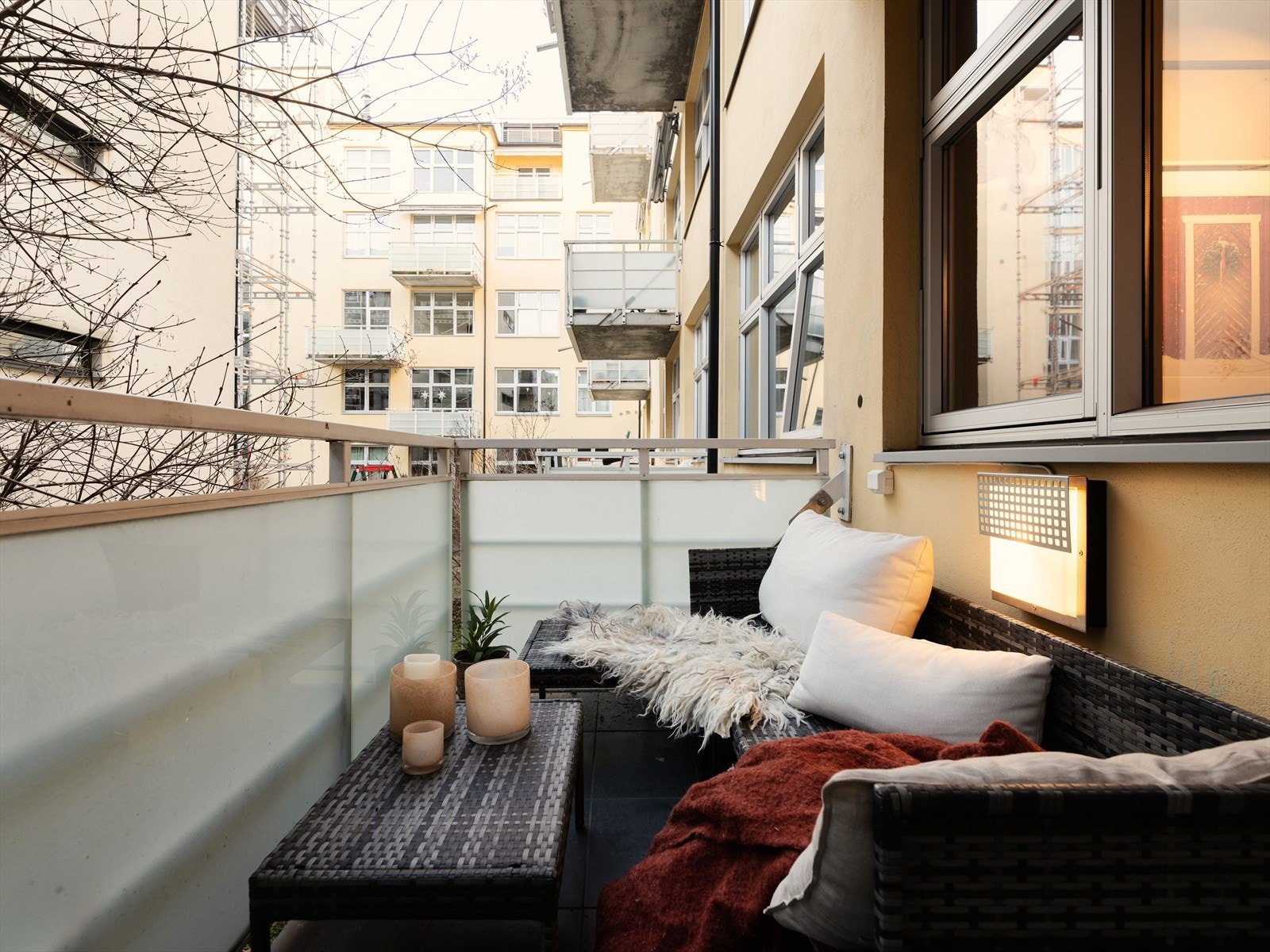 Her sitter man skjermet til inn mot borettslagets bakgård omkranset av frodige, grønne trær som danner en idyllisk oase. Balkongen er på ca. 4,7 m2. Galleribilde