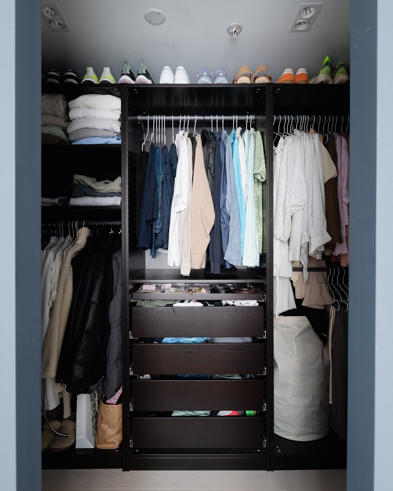 Godt med oppbevaringsplass for klær og øvrig. Det finnes også en innvendig bod ifm. kjøkkenet for ytterligere oppbevaringsplass. Galleribilde