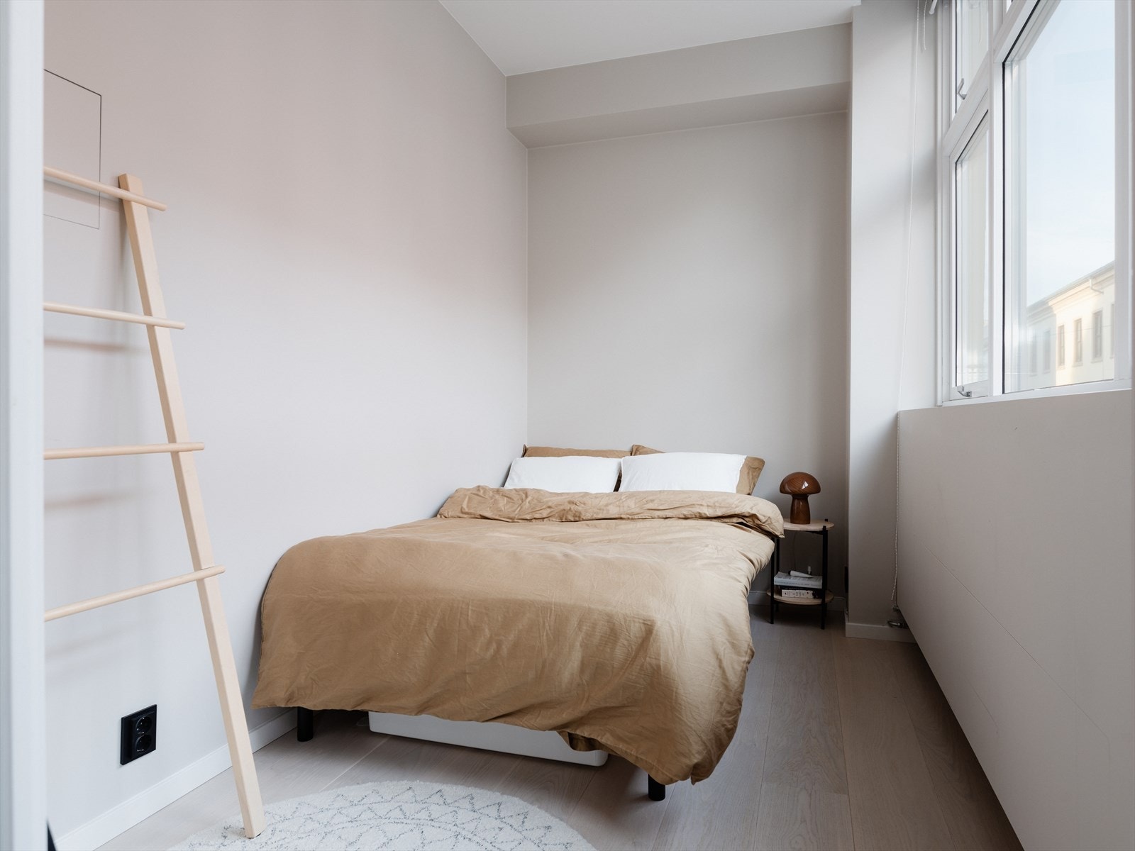 Soverom nummer to med god plass til dobbeltseng og øvrig møblement. Galleribilde