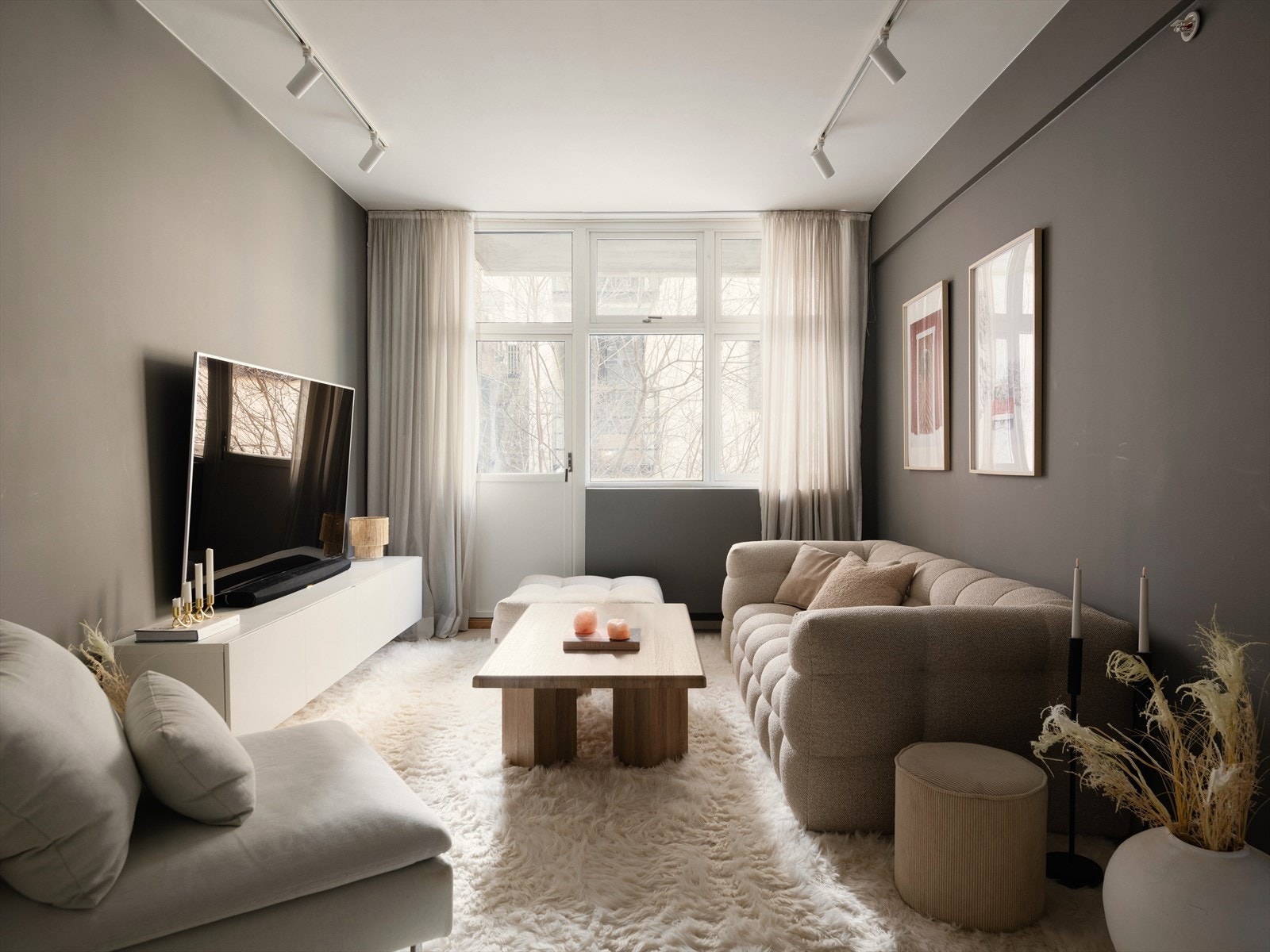 Leiligheten har eksklusive materialvalg og en utførelse av høy kvalitet, totaloppusset i 2018, utenom bad som er totalrenovert i 2021. Galleribilde