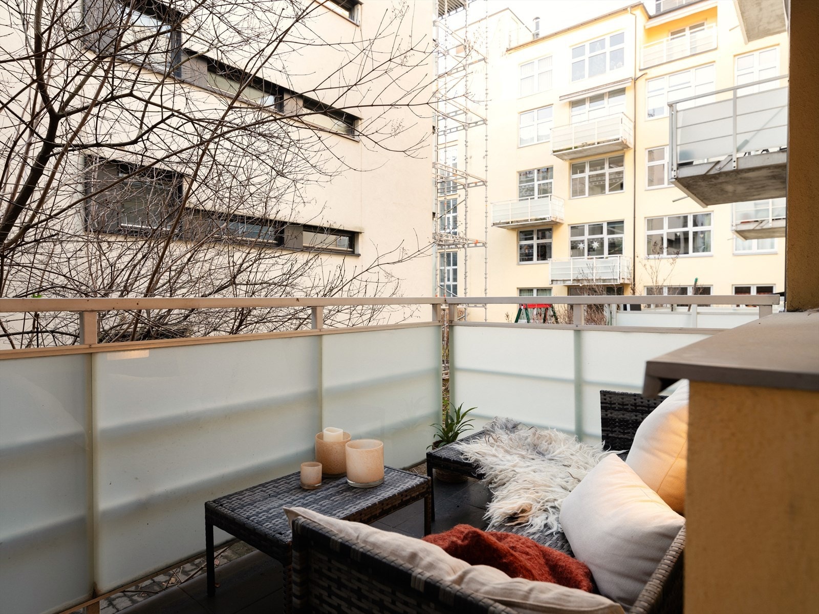 Balkongen fungerer som en herlig forlengelse av stuen på sommerstid. Galleribilde