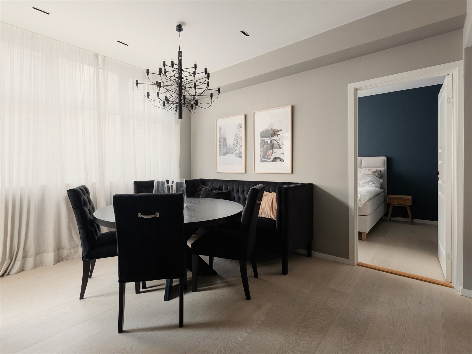 Lekker lys enstavs eikeparkett er gjennomgående for hele leiligheten. Galleribilde